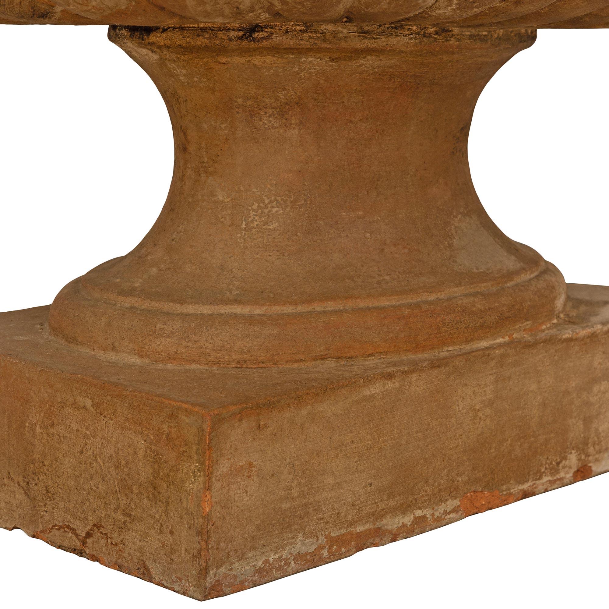 Urne/planterie italienne du 19ème siècle en terre cuite en vente 4
