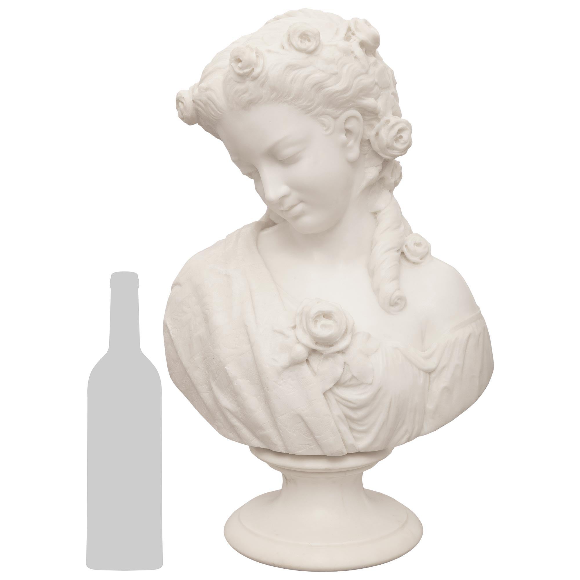 Affascinante busto di ragazza in marmo bianco di Carrara del XIX secolo, firmato Mencuri, Firenze.