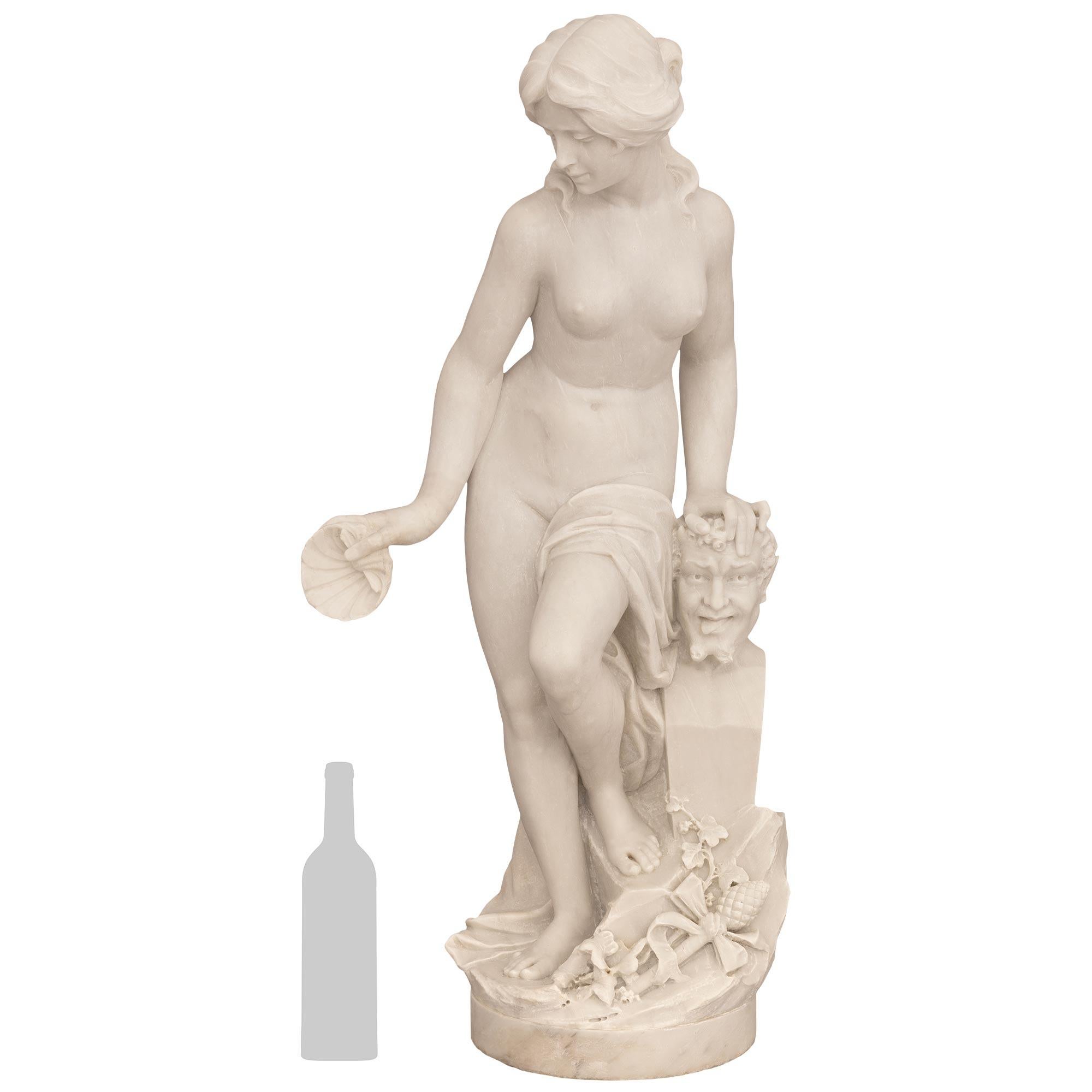 Un'attraente e affascinante statua in marmo bianco di Carrara del XIX secolo raffigurante Galatea e Pan. La statua raffigura una bella ninfa Galatea in piedi accanto a un busto di Pan (il dio della natura e compagno delle ninfe) mentre una veste
