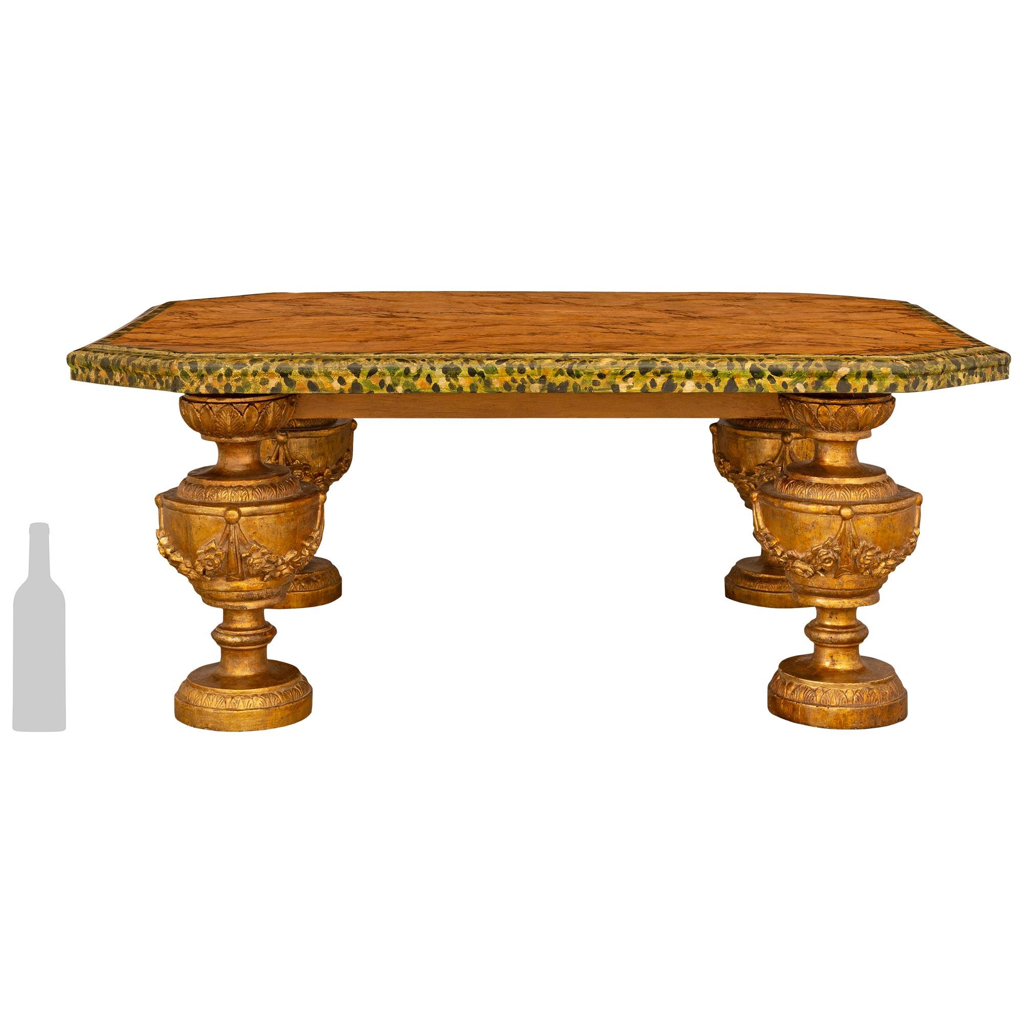 Eine wirklich beeindruckende und fein detaillierte italienischen frühen 18. Jahrhundert Louis XVI st. Faux Marmor und Mekka Couchtisch. Dieser beeindruckende rechteckige Tischstumpf wird von vier Mekka-Urnen getragen. Jede Urne wird von einem