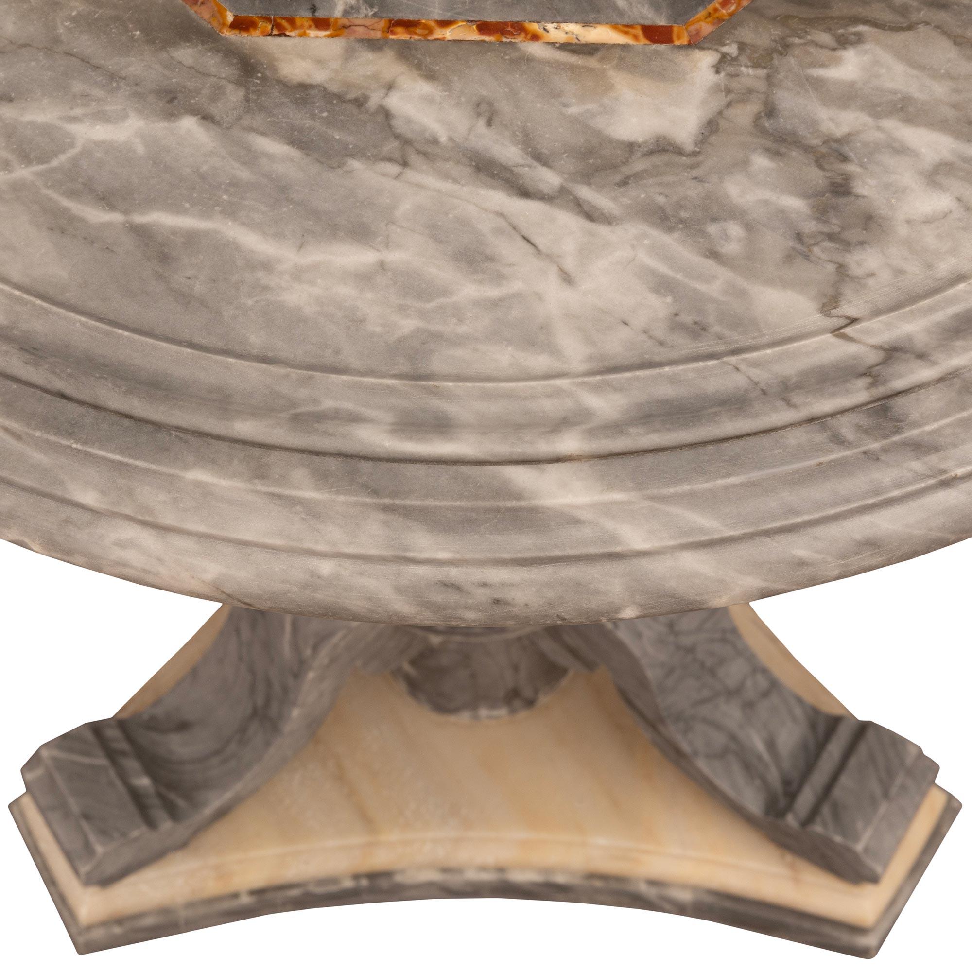 Italienischer Beistelltisch aus Marmor der Periode Charles X aus dem frühen 19. Jahrhundert Gris St Anne im Zustand „Gut“ im Angebot in West Palm Beach, FL