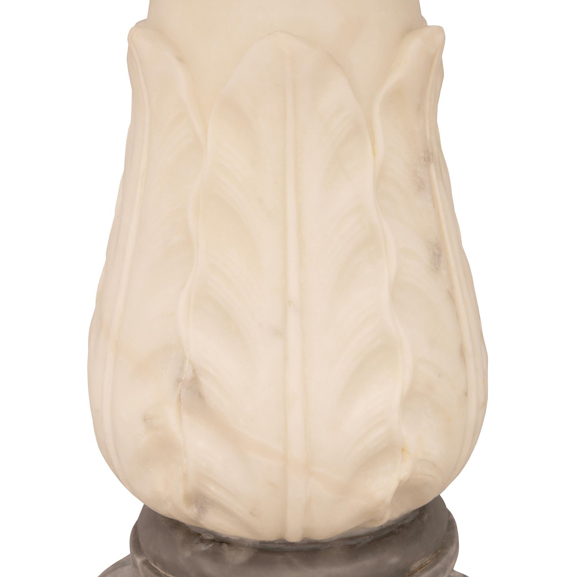 Italienischer Beistelltisch aus Marmor der Periode Charles X aus dem frühen 19. Jahrhundert Gris St Anne (Belgischer schwarzer Marmor) im Angebot