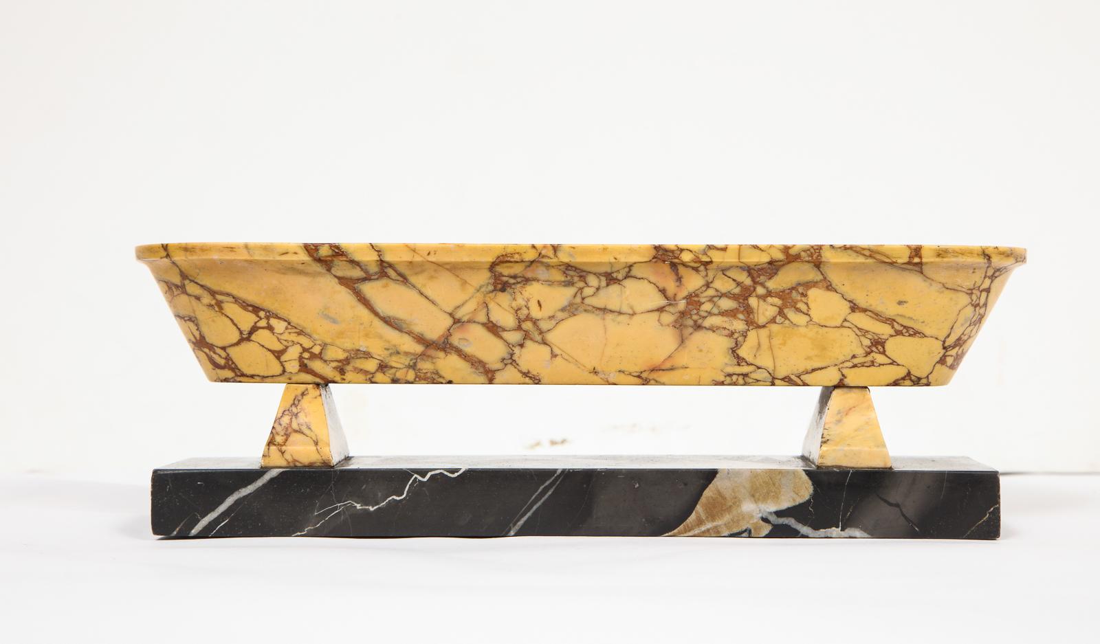 Italian Grand Tour Marble Sarcophagus Bathtub, circa 1895 In Good Condition In New York, NY