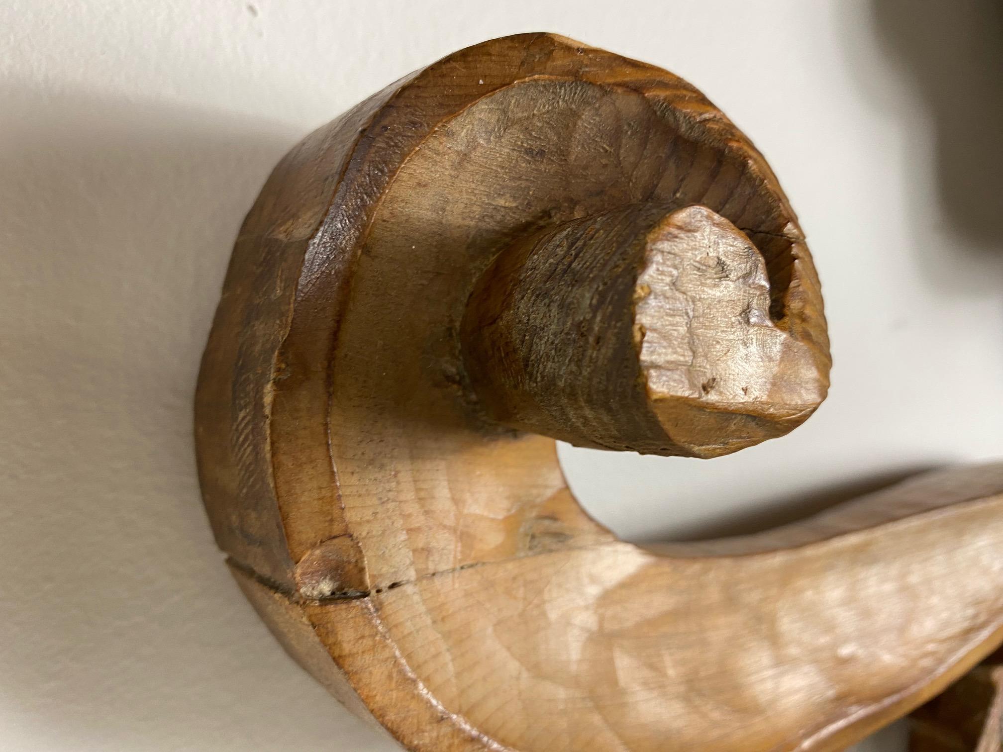 Coppia di sculture architettoniche italiane in noce di una conchiglia, set di 2 pezzi. 