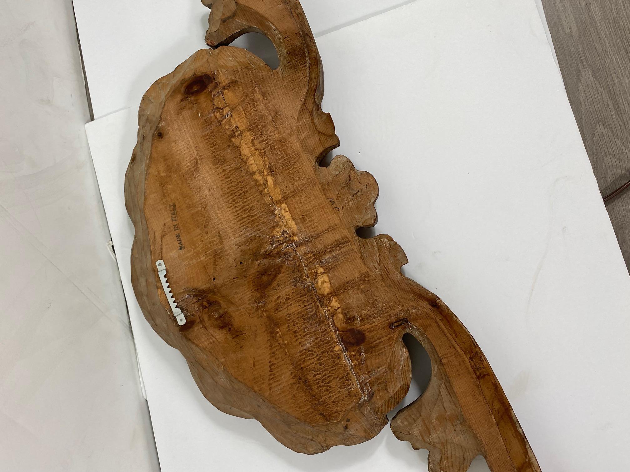 Italiano Una scultura architettonica in legno di noce italiano raffigurante una conchiglia, set da 2 in vendita