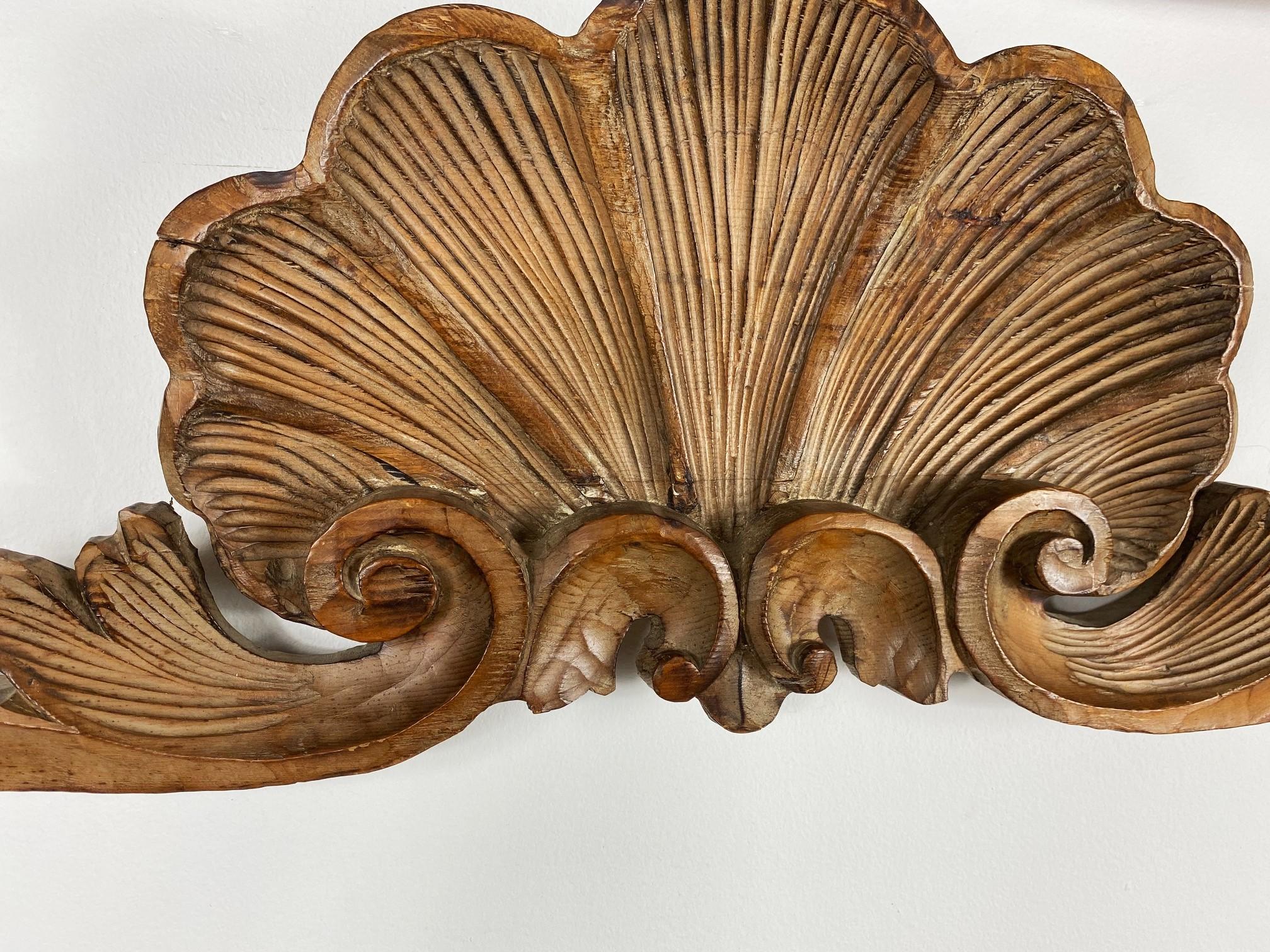 Una scultura architettonica in legno di noce italiano raffigurante una conchiglia, set da 2 In condizioni buone in vendita a Pomona, CA