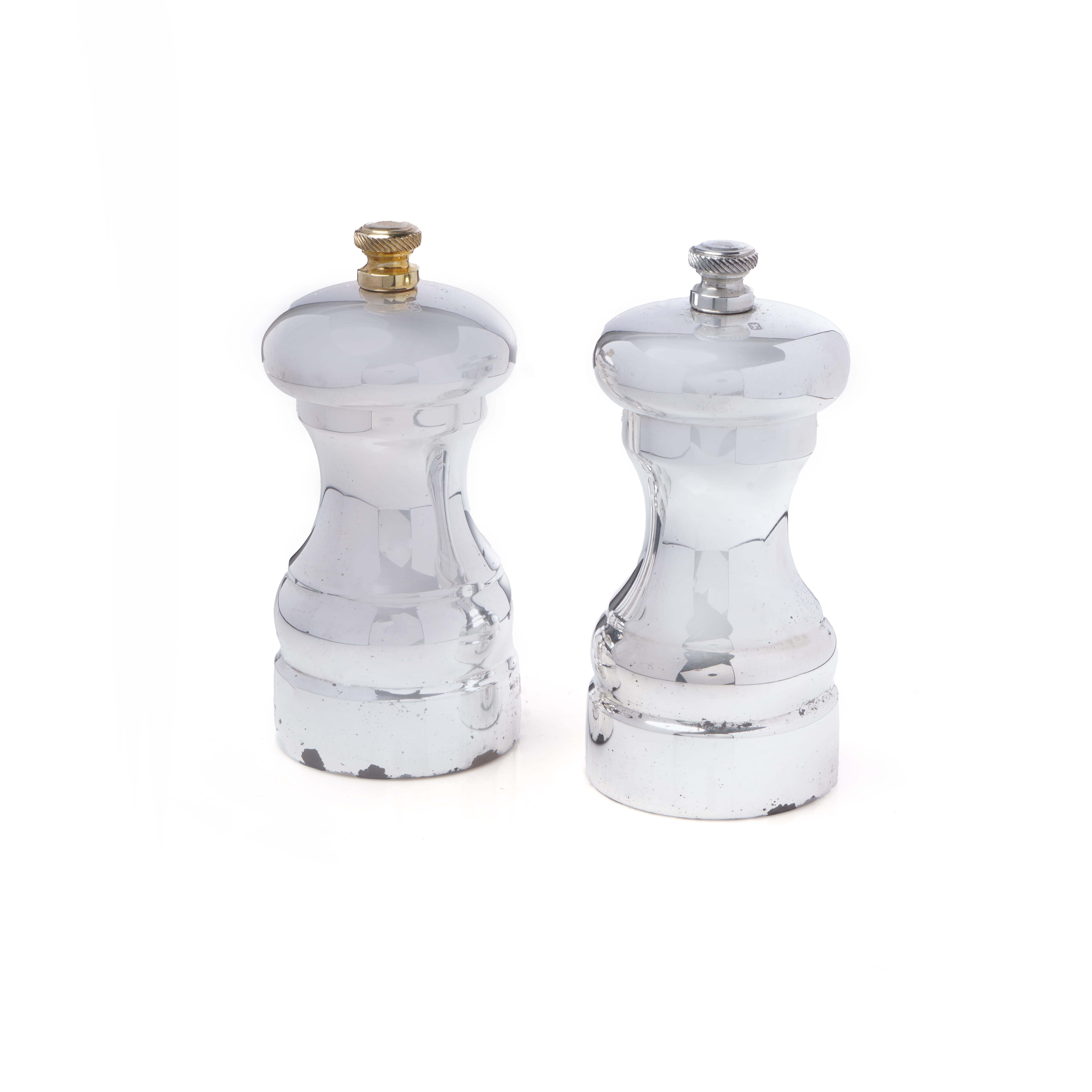 Una raffinata e sostanziosa coppia di macina sale e pepe in argento sterling del famoso argentiere A. J. Poole, con marchio completo di Birmingham, datati rispettivamente 2003 e 2004. Realizzato in una classica silhouette a balaustro, ogni pezzo è