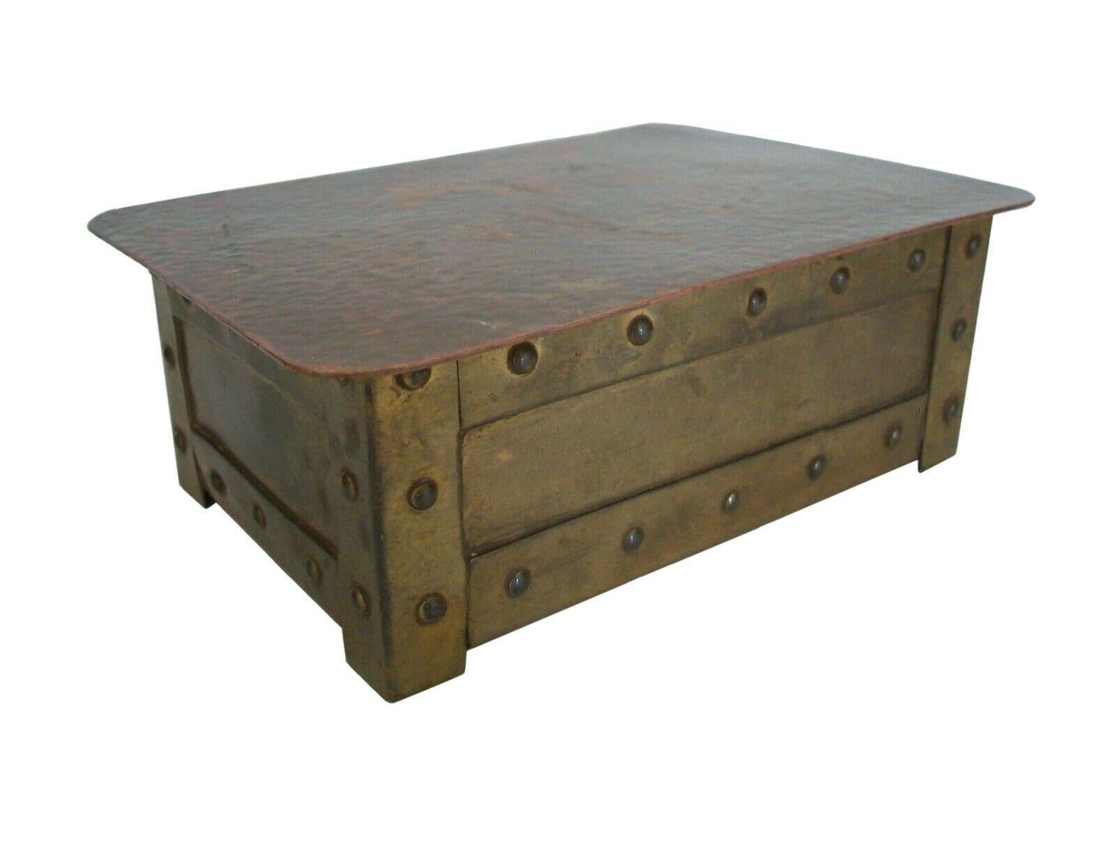 ARTHUR JOHN SEWARD (Attribuito) - Antica scatola in ottone Arts & Crafts con struttura rivettata e coperchio a cerniera - il coperchio si estende oltre i bordi della scatola (tipico del lavoro di Seward) - finitura martellata a mano - fodera in