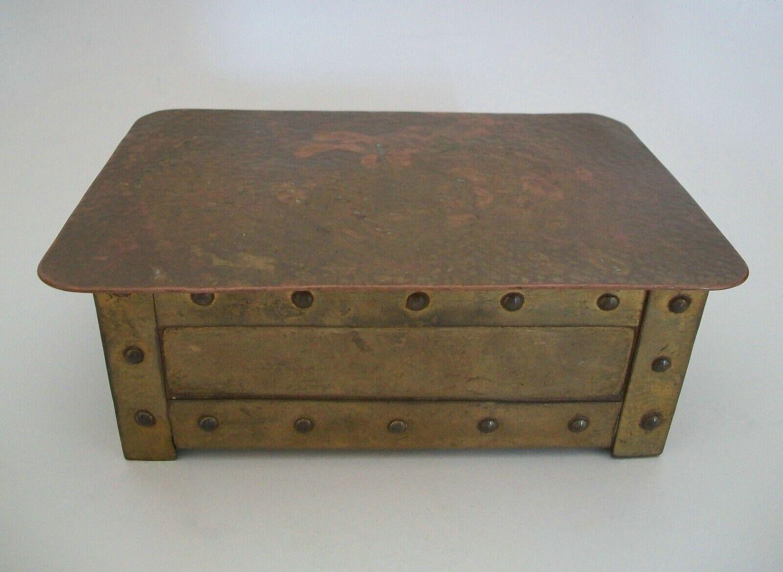 Britannique Boîte en laiton Arts & Crafts A. J. SEWARD, doublée de cèdre, Royaume-Uni, début du XXe siècle en vente