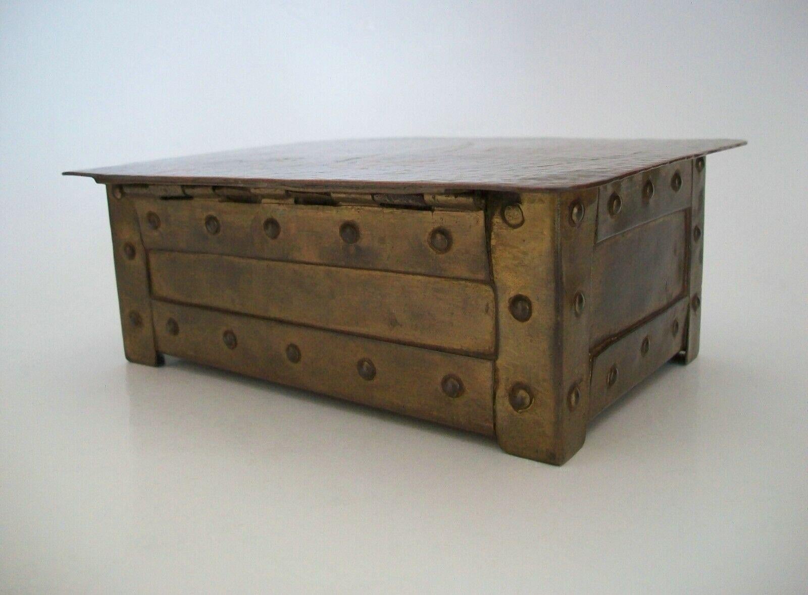Fait main Boîte en laiton Arts & Crafts A. J. SEWARD, doublée de cèdre, Royaume-Uni, début du XXe siècle en vente