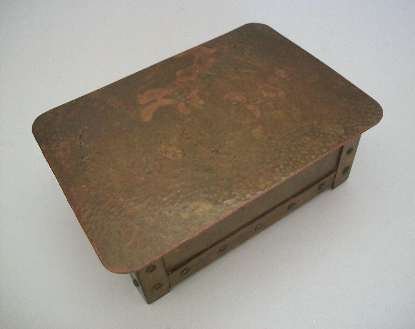 Boîte en laiton Arts & Crafts A. J. SEWARD, doublée de cèdre, Royaume-Uni, début du XXe siècle Bon état - En vente à Chatham, ON