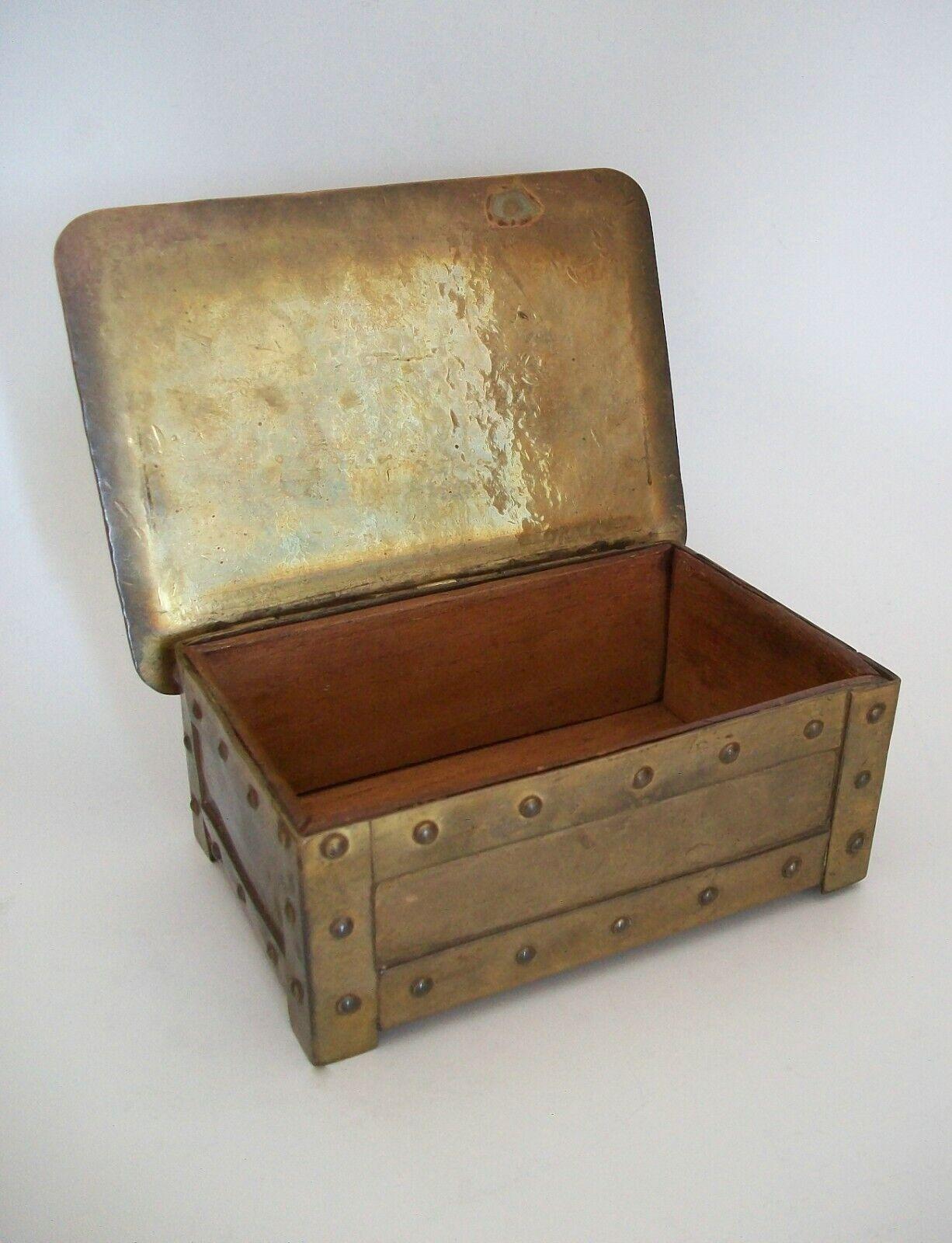 20ième siècle Boîte en laiton Arts & Crafts A. J. SEWARD, doublée de cèdre, Royaume-Uni, début du XXe siècle en vente
