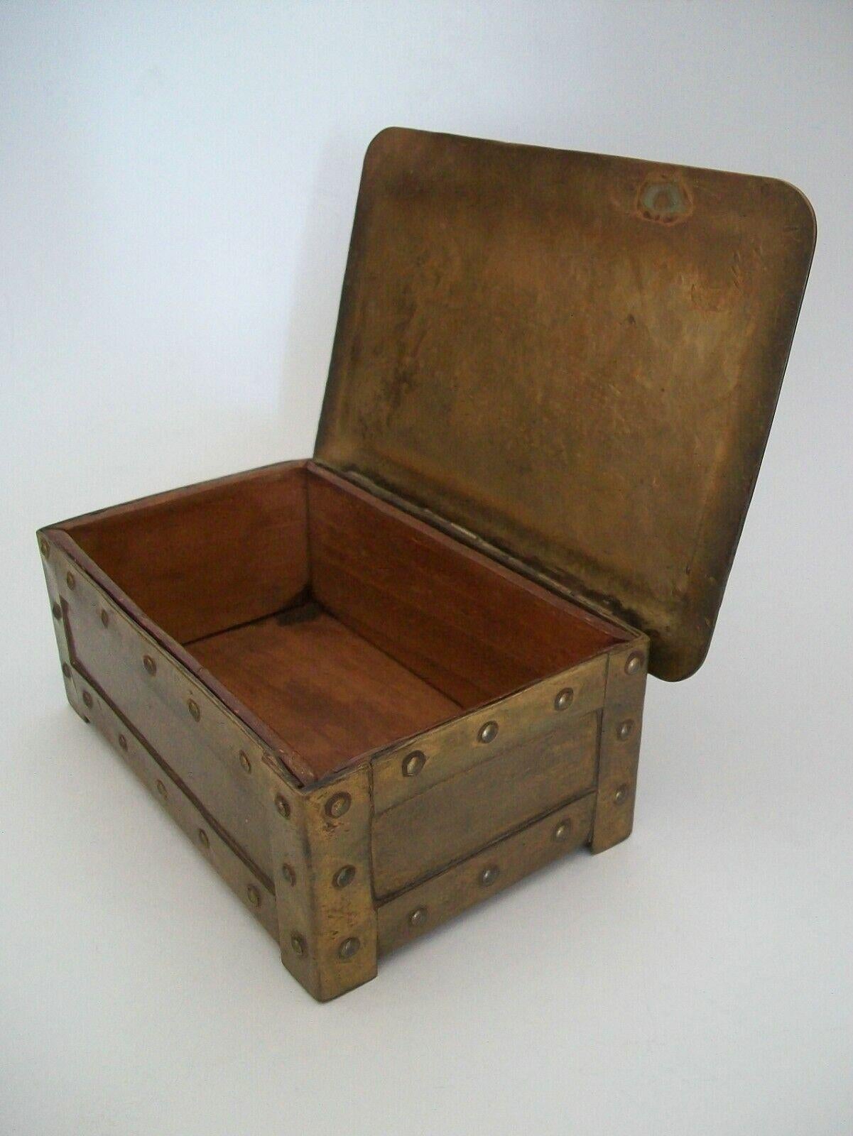 Laiton Boîte en laiton Arts & Crafts A. J. SEWARD, doublée de cèdre, Royaume-Uni, début du XXe siècle en vente