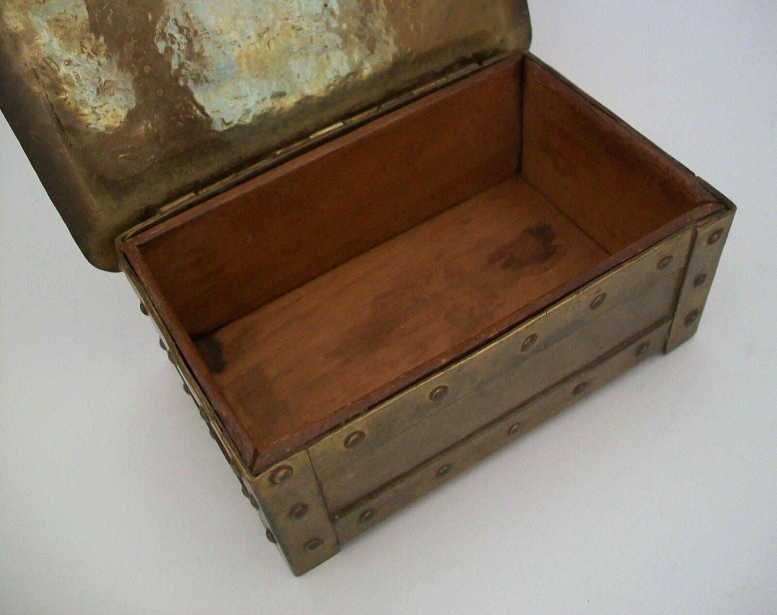 Boîte en laiton Arts & Crafts A. J. SEWARD, doublée de cèdre, Royaume-Uni, début du XXe siècle en vente 1