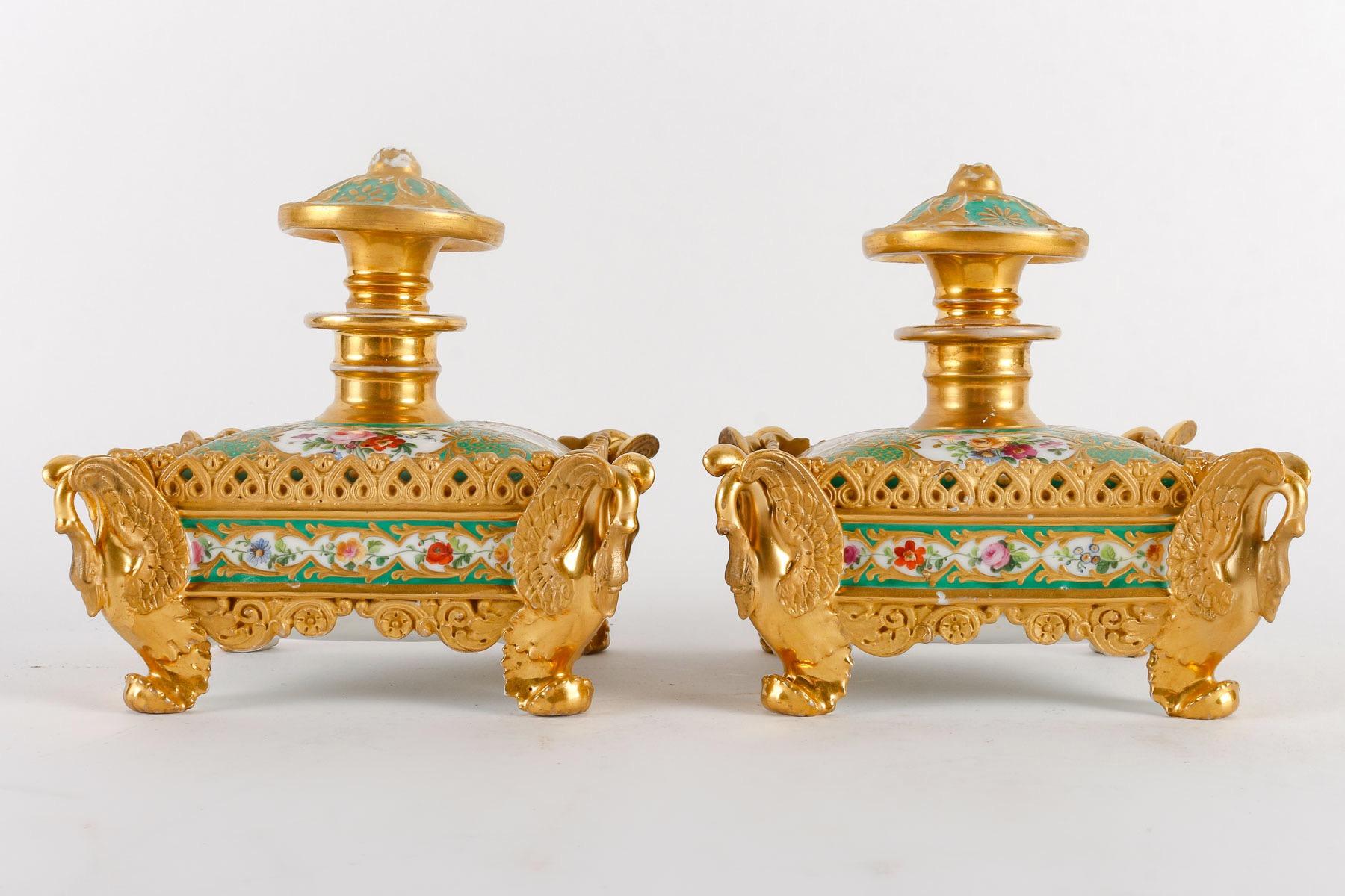 Milieu du XIXe siècle Paire de flacons à parfum en porcelaine de Jacob Petit vers 1835