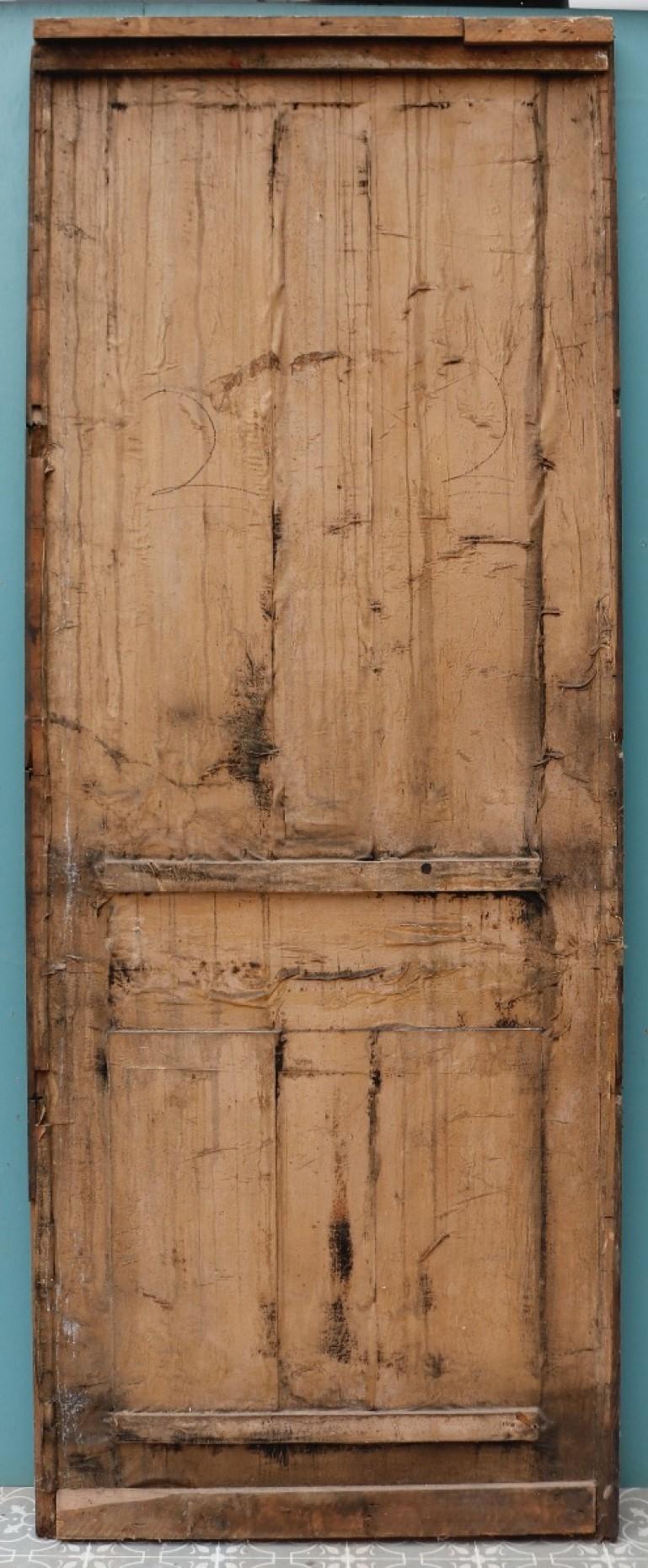Un pannello di quercia intagliato in stile giacobino.

In origine era utilizzato come pannello, ma può essere adattato e utilizzato come porta.