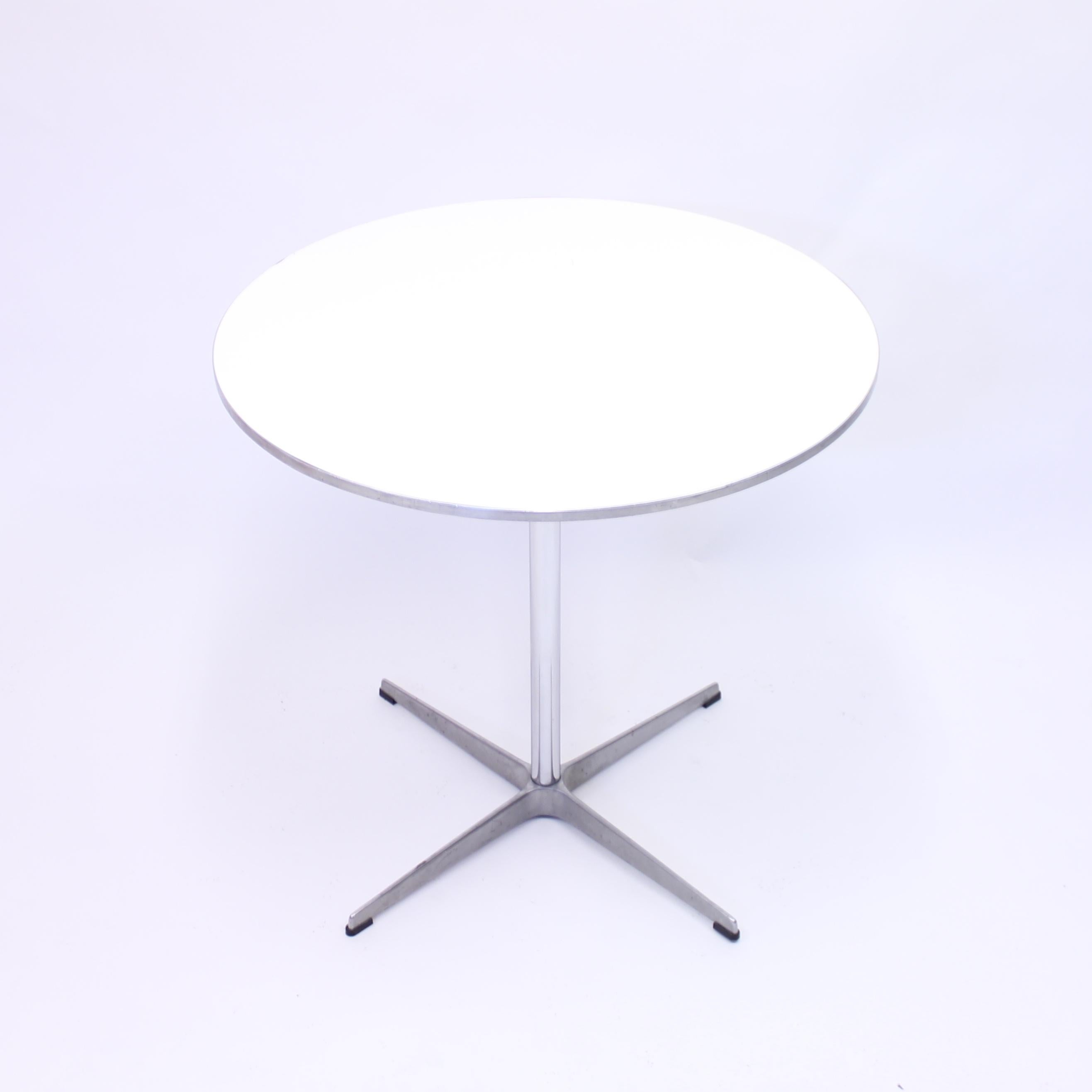 Dining table, model A622 called Circular table, designed by Arne Jacobsen, Bruno Mathsson & Piet Hein for Fritz Hansen. This example from 1987. Marked with sticker on the underside of the table top. Good vintage condition with normal ware consistent