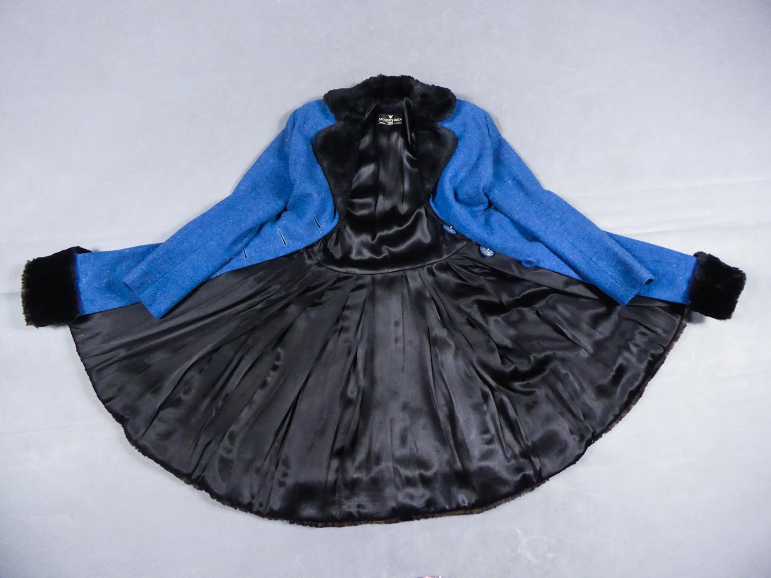 Ca. 1955/1960

Frankreich

Eleganter Haute Couture Skater-Mantel von Jacques Heim aus den frühen 1960er Jahren. Mantel aus Wolle meliert blau-königlicher Chevron-Effekt. Kragen, Unterseite des Mantels und Taschenklappen aus schwarzem Pelz, Typ