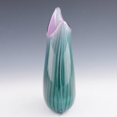 Vase queue de poisson en jade et rose de Siddy Langley 2023