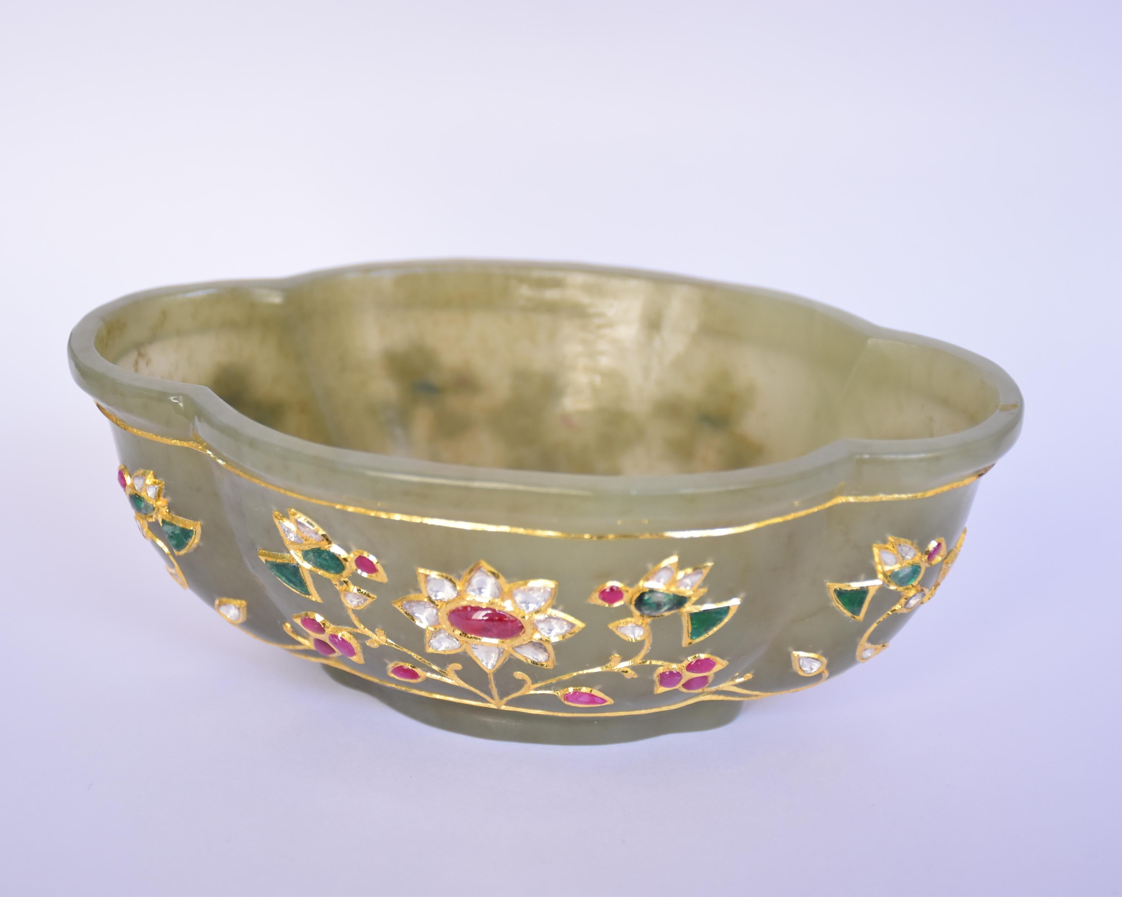 Un cuenco de jade fabricado en la India por los artesanos más exquisitos y raros, con incrustaciones de esmeraldas naturales, rubíes y diamantes. 

El jade de nefrita es conocido como una de las piedras preciosas más duras que existen, y no es de