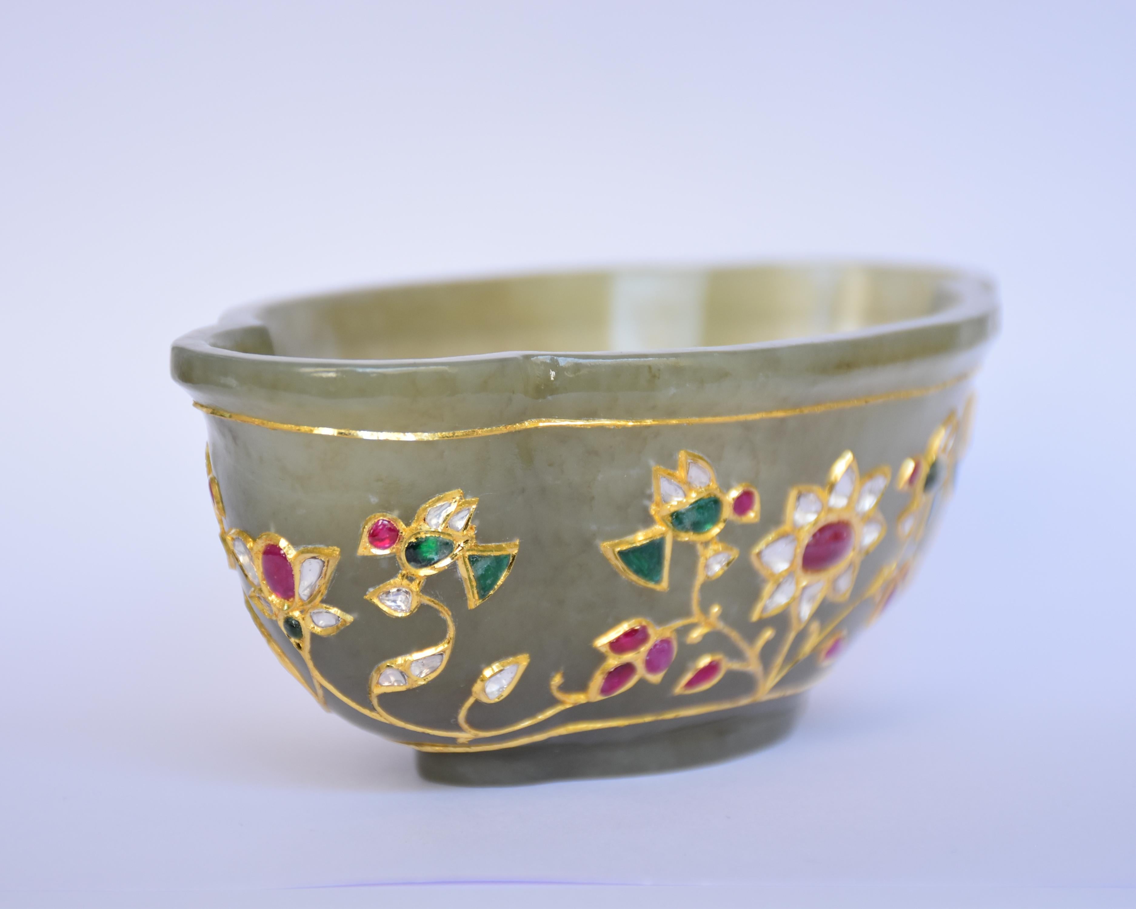 Cuenco de oro puro engastado con jade, esmeralda, rubí y diamantes Art Decó en venta