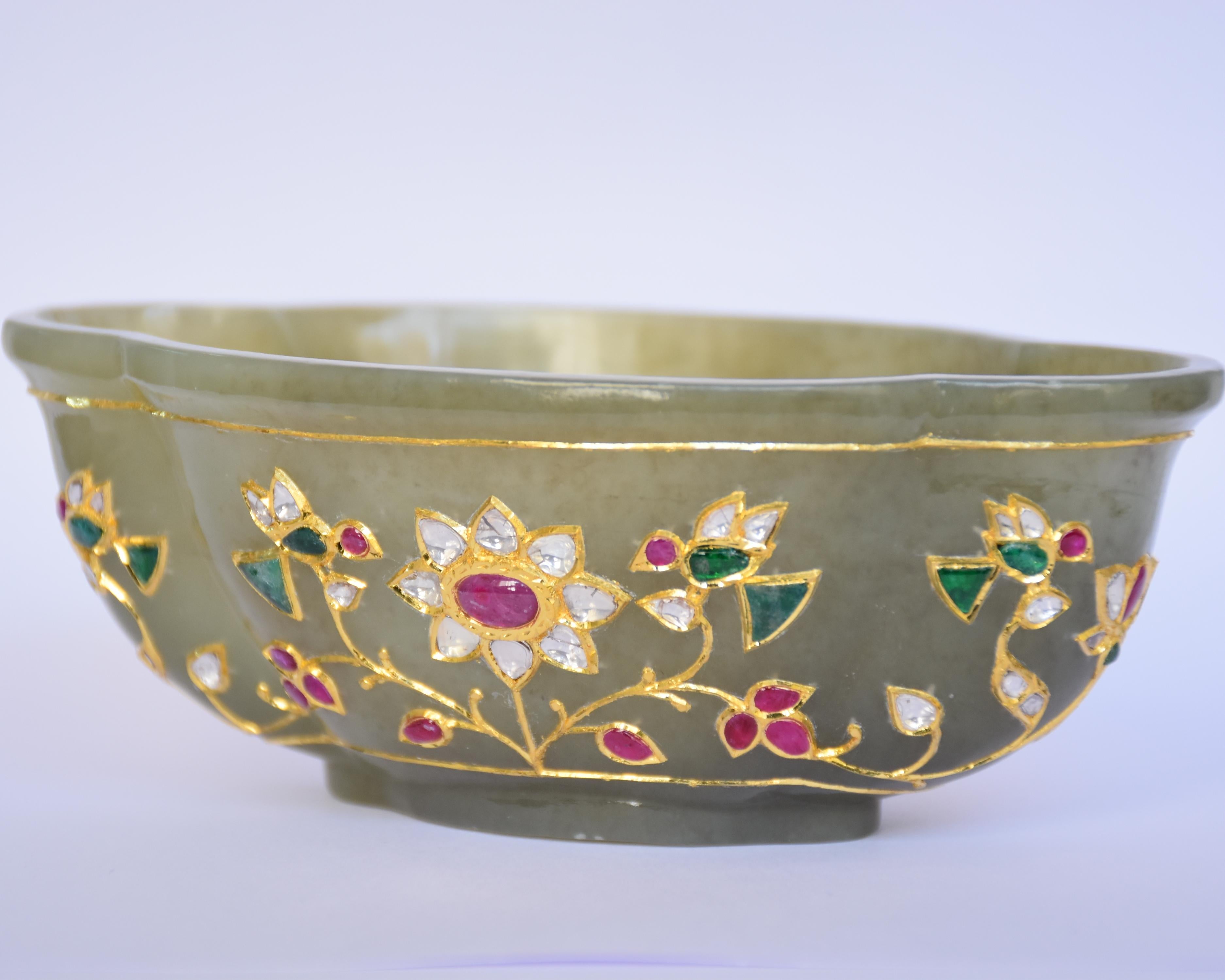 Cuenco de oro puro engastado con jade, esmeralda, rubí y diamantes Sin cortar en venta