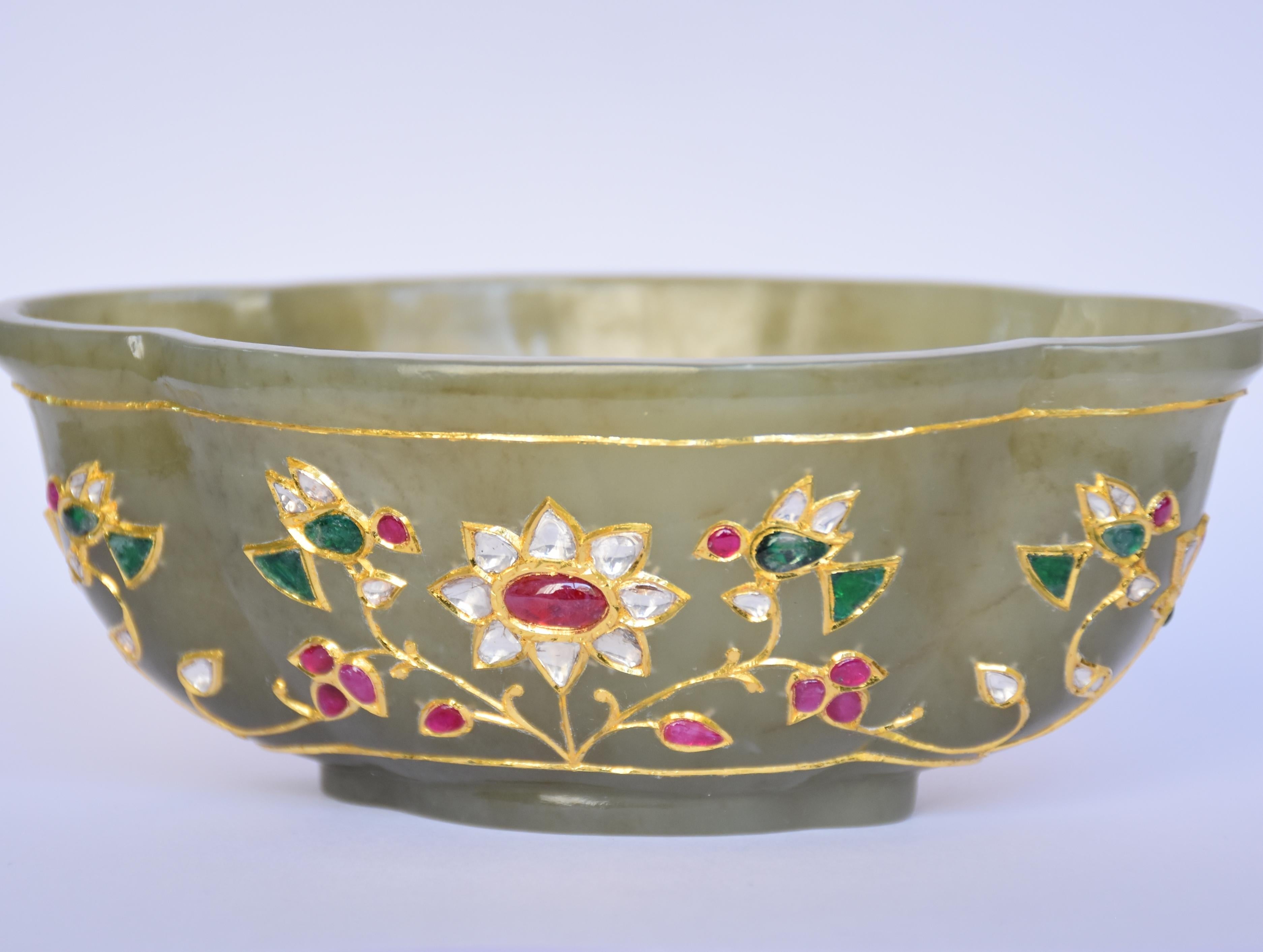 Cuenco de oro puro engastado con jade, esmeralda, rubí y diamantes en Nuevo estado para la venta en Bangkok,, TH