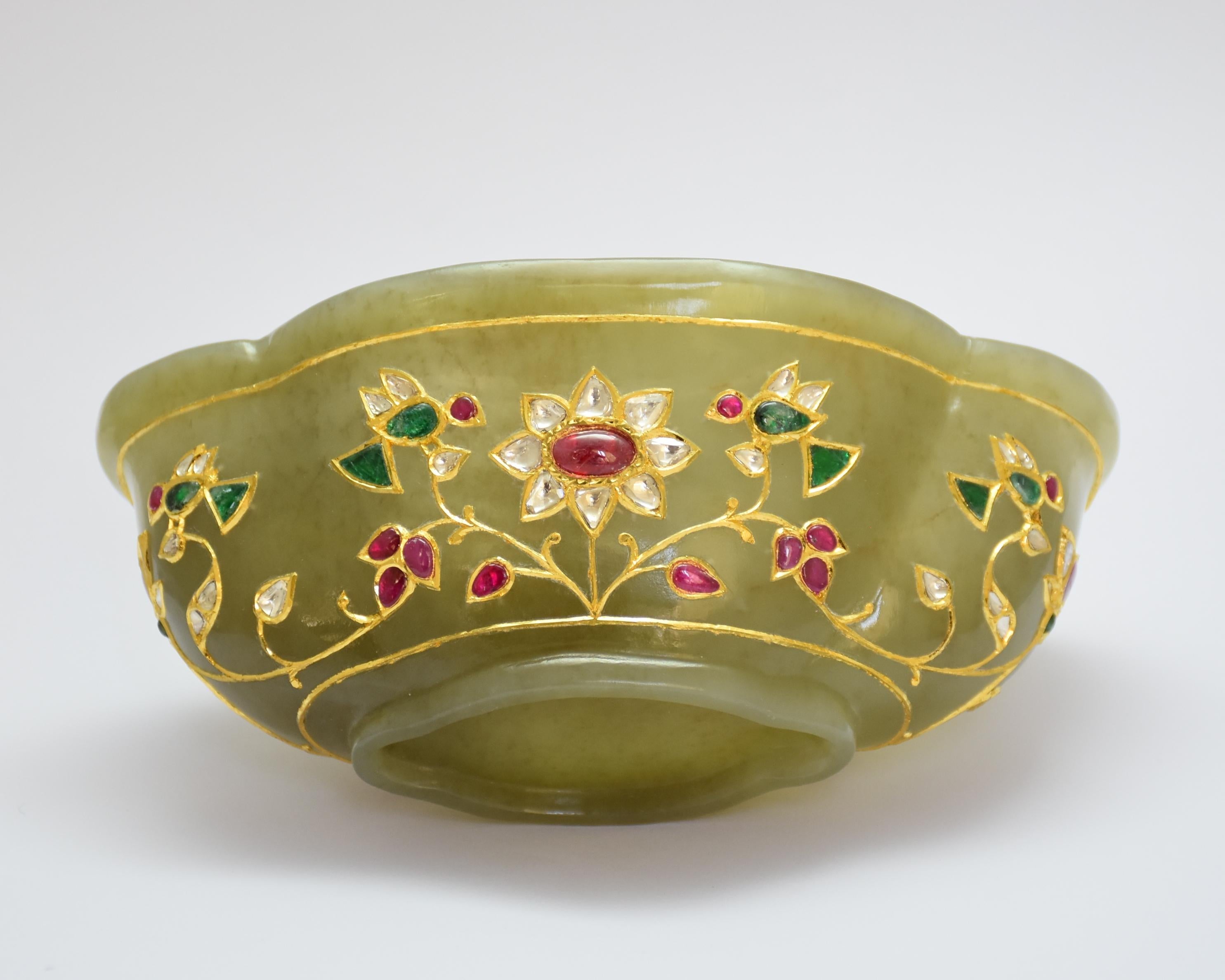 Cuenco de oro puro engastado con jade, esmeralda, rubí y diamantes en venta 1