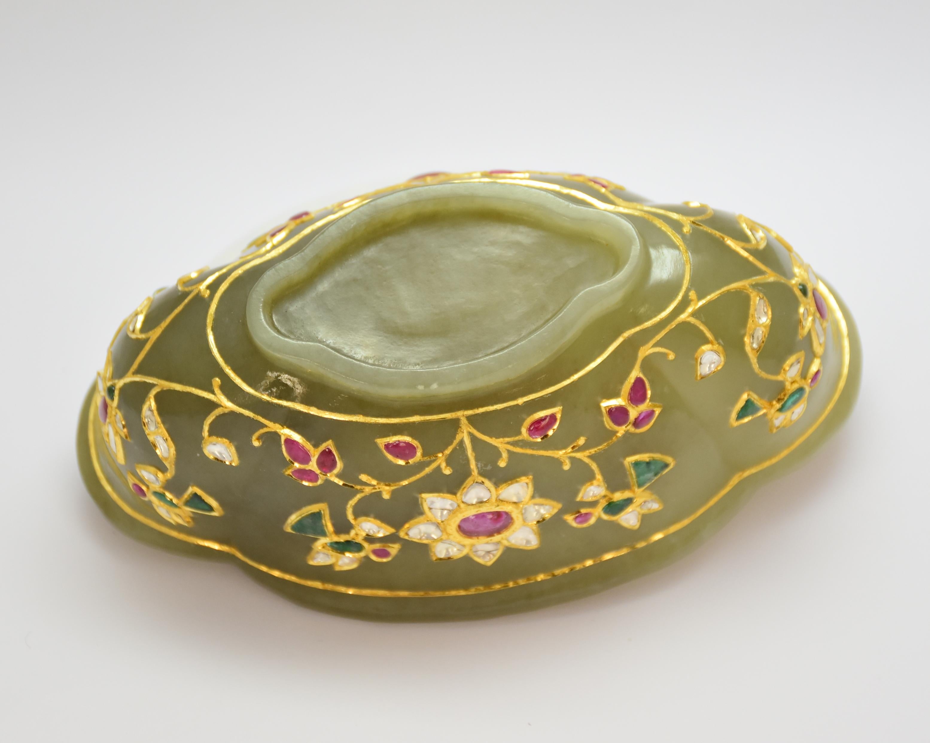 Cuenco de oro puro engastado con jade, esmeralda, rubí y diamantes en venta 2