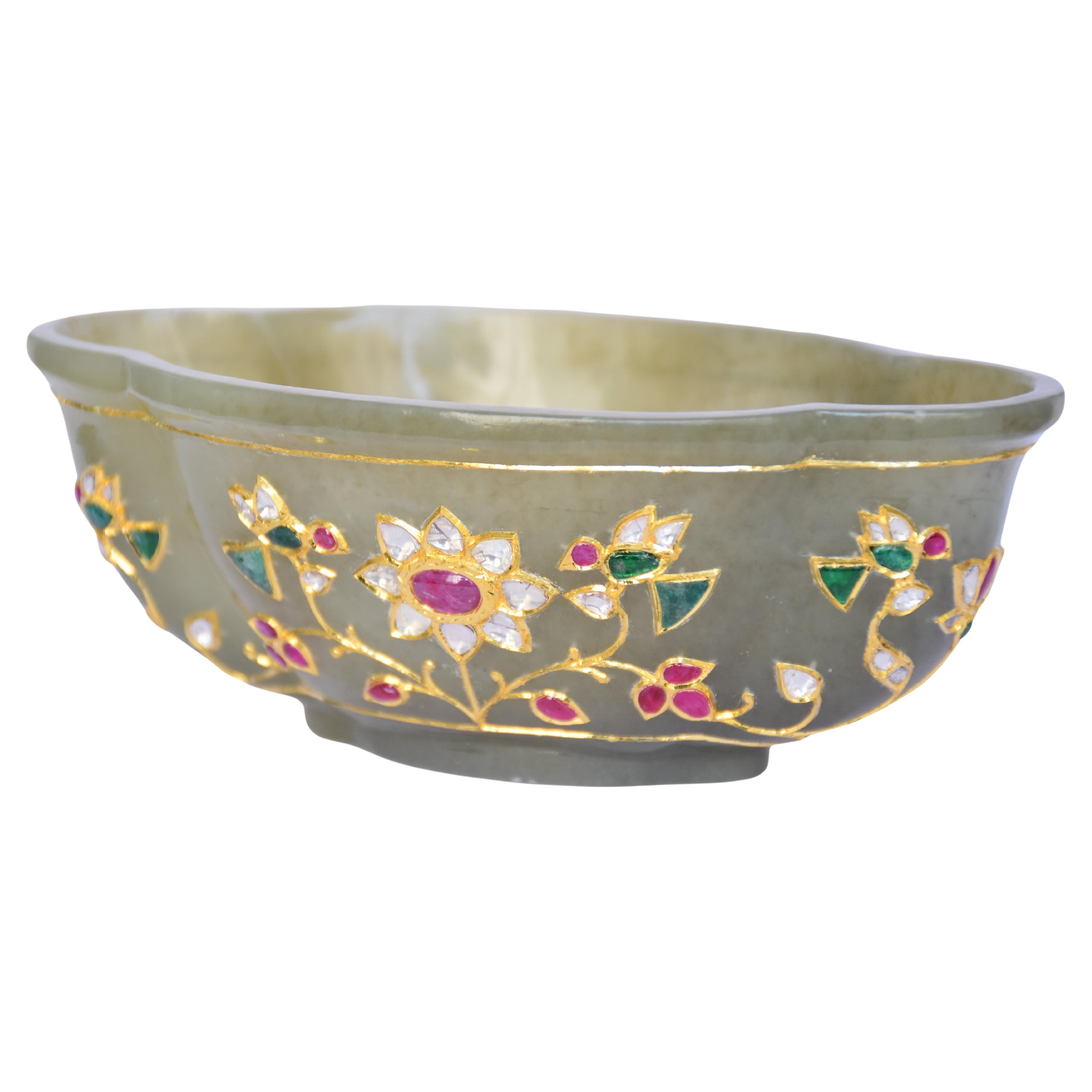 Eine Schale aus Jade, Smaragd, Rubin und Diamant in reinem Gold