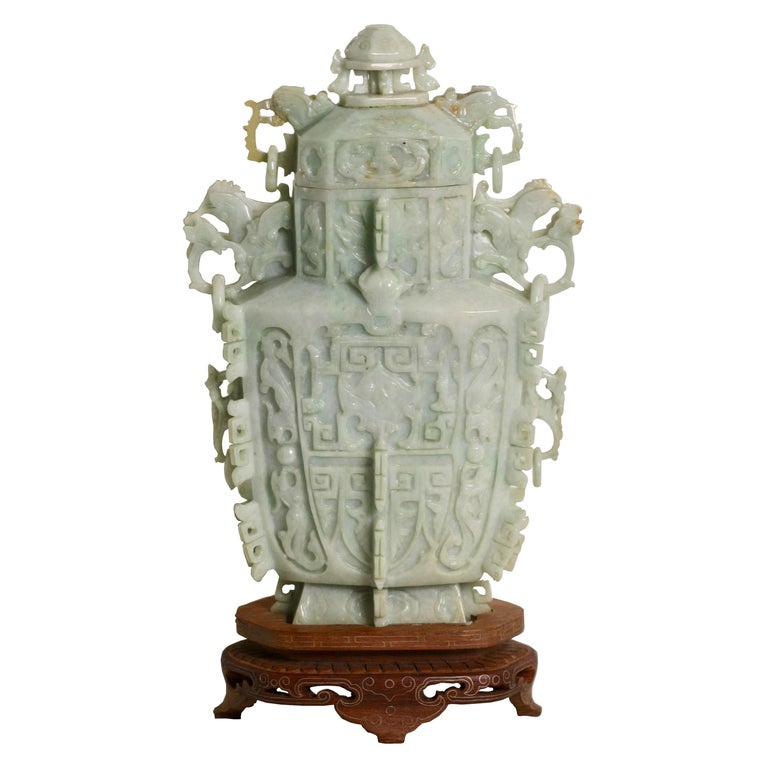 Vase et couvercle en jade, Chine En vente sur 1stDibs