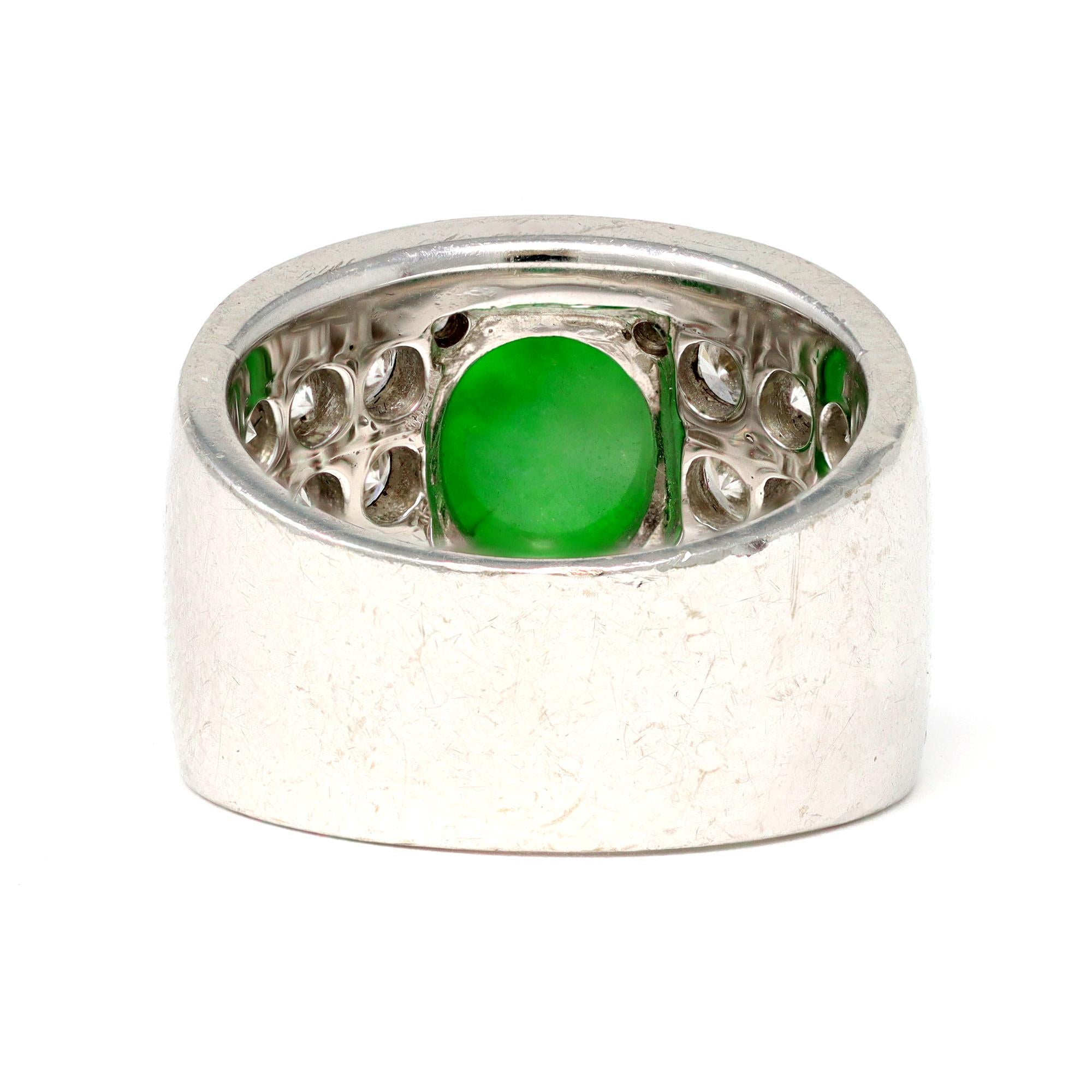 Bague à large anneau en or blanc 18 carats, jade et diamants Excellent état - En vente à Miami, FL
