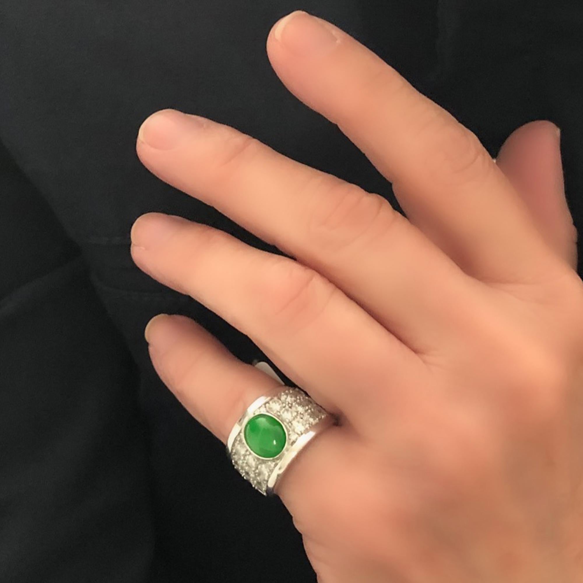 Bague à large anneau en or blanc 18 carats, jade et diamants Unisexe en vente
