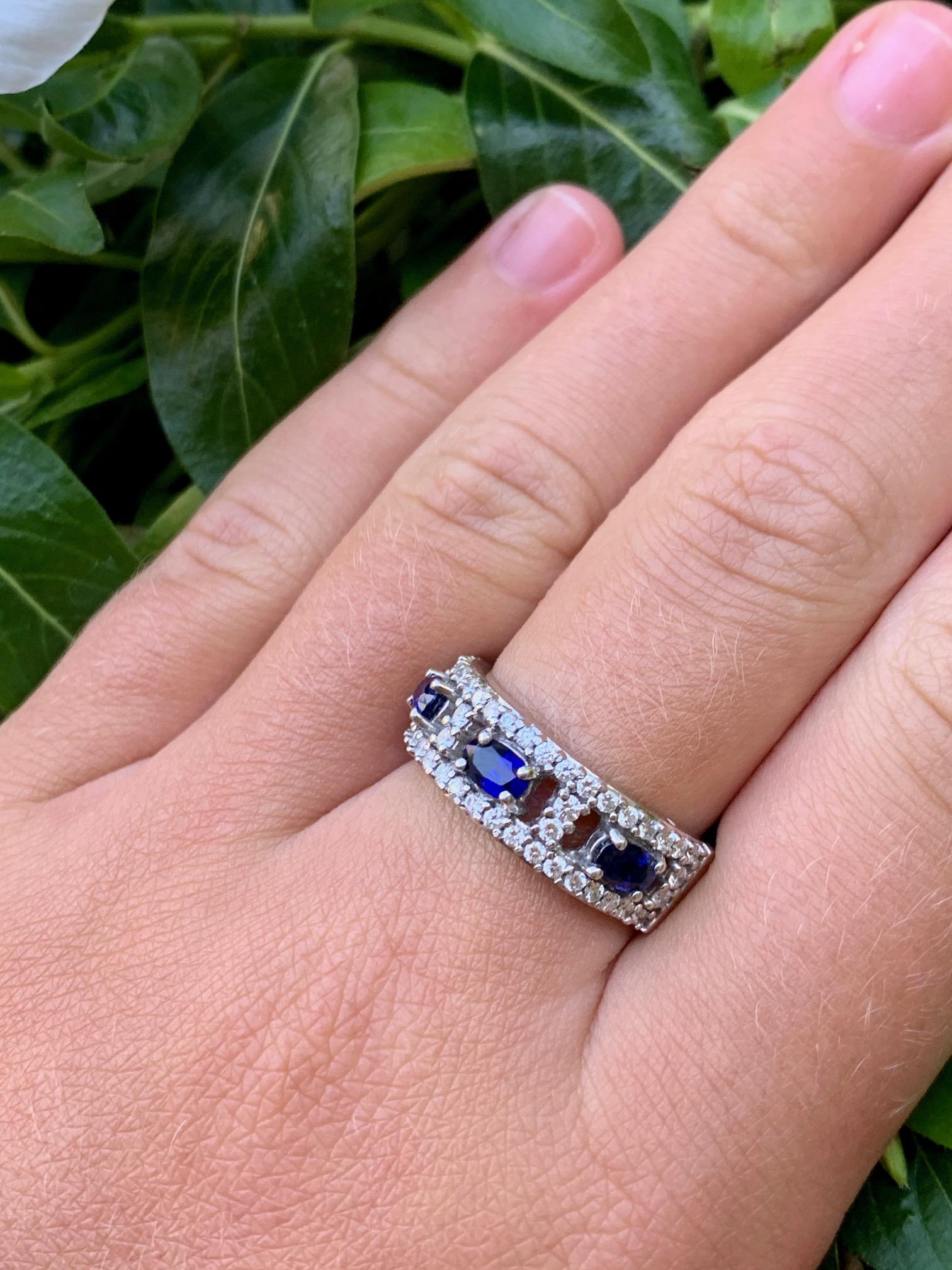 A. Jaffe Band Style Blue Sapphire and Diamond 18 Karat White Gold Ring For Sale 5