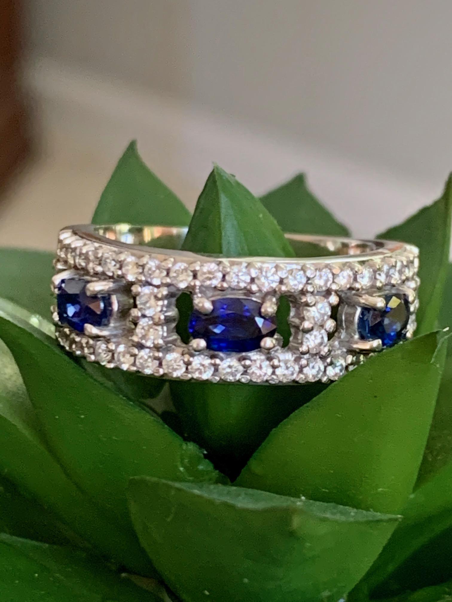 A. Jaffe Band Style Blue Sapphire and Diamond 18 Karat White Gold Ring In Good Condition For Sale In St. Louis Park, MN