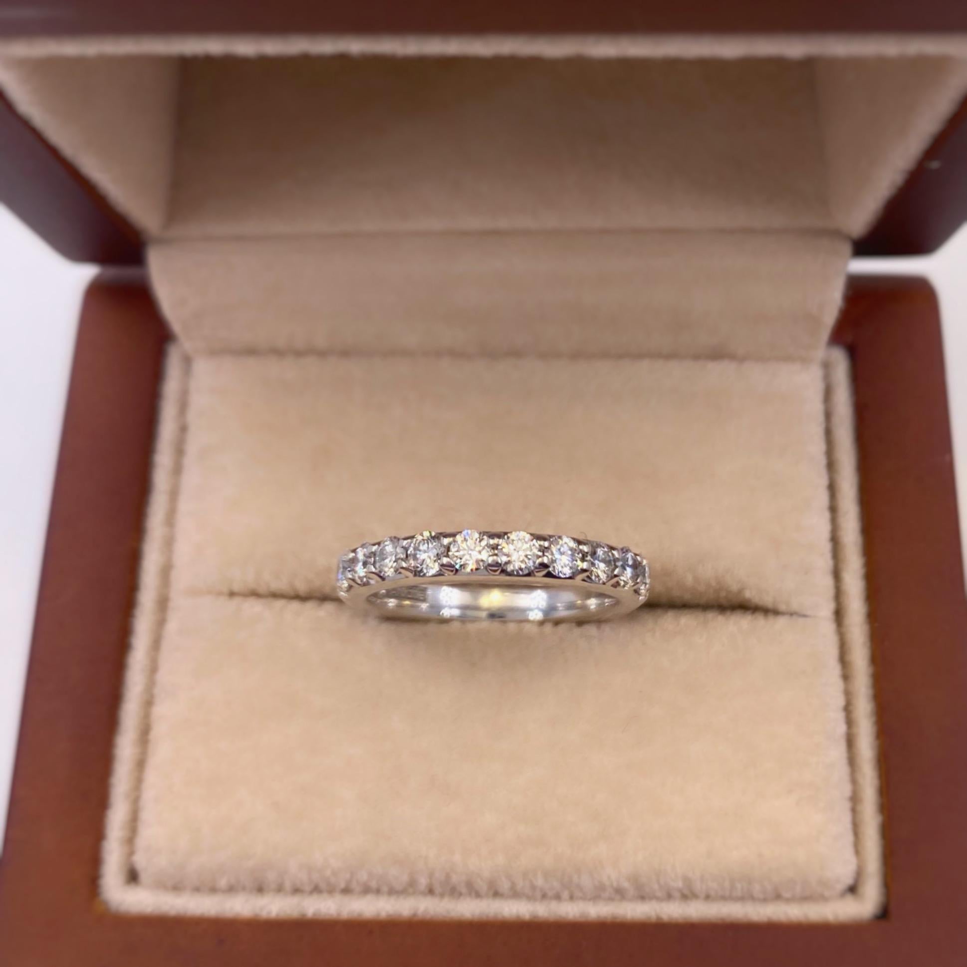 A. JAFFE Round 10 Diamond Signature Wedding Band Ring 18 Karat White Gold For Sale 3