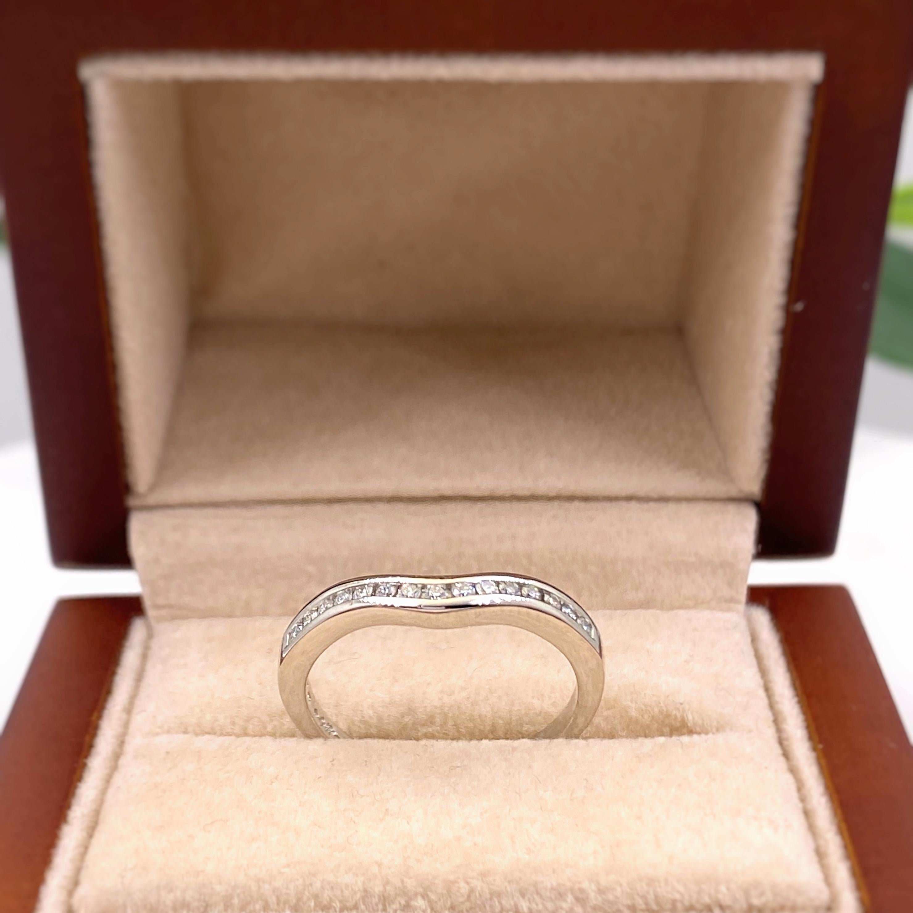 A. JAFFE Round Diamond Classic V Signature Wedding Band Ring Platinum #11 For Sale 6
