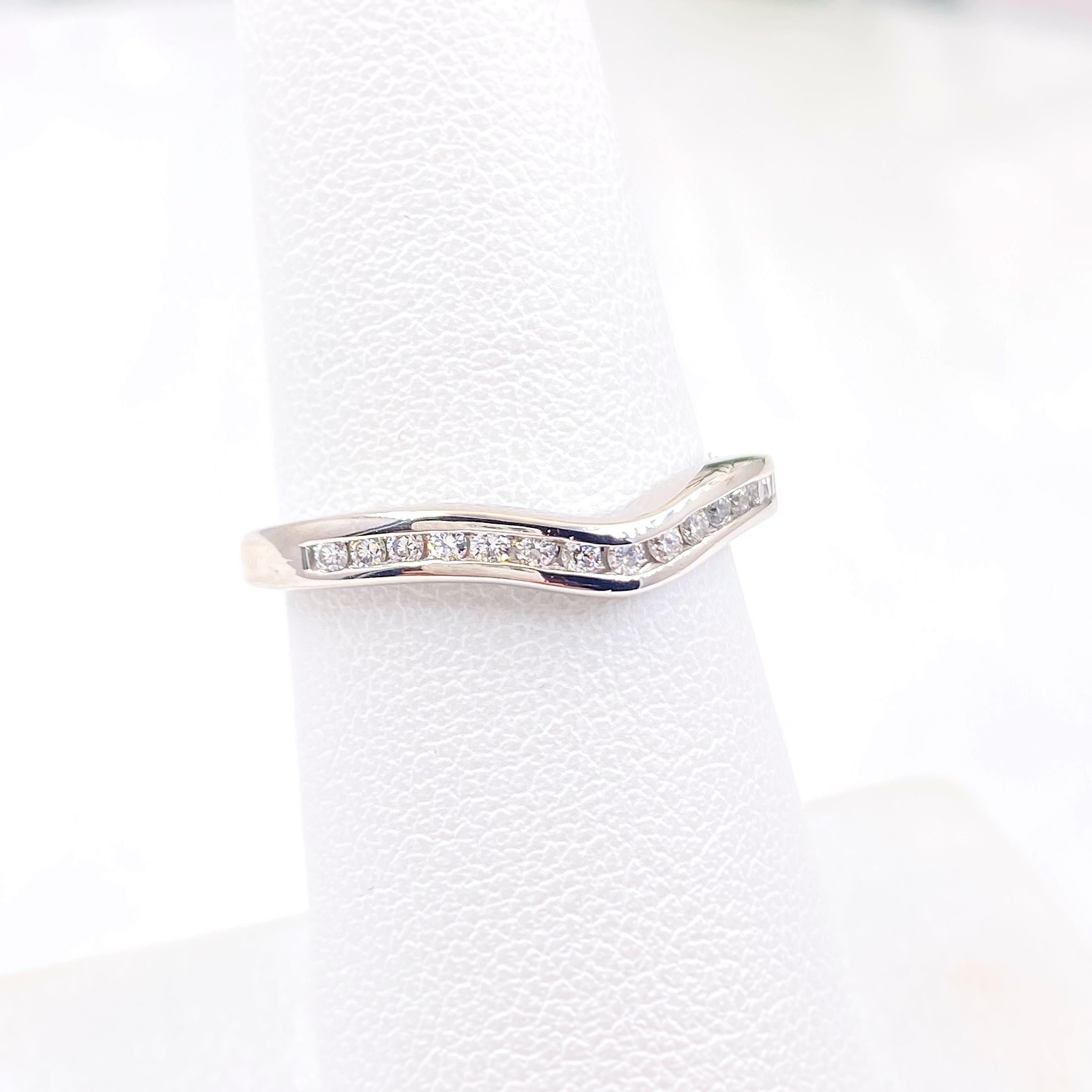 A. JAFFE Round Diamond Classic V Signature Wedding Band Ring Platinum #11 In Excellent Condition For Sale In San Diego, CA