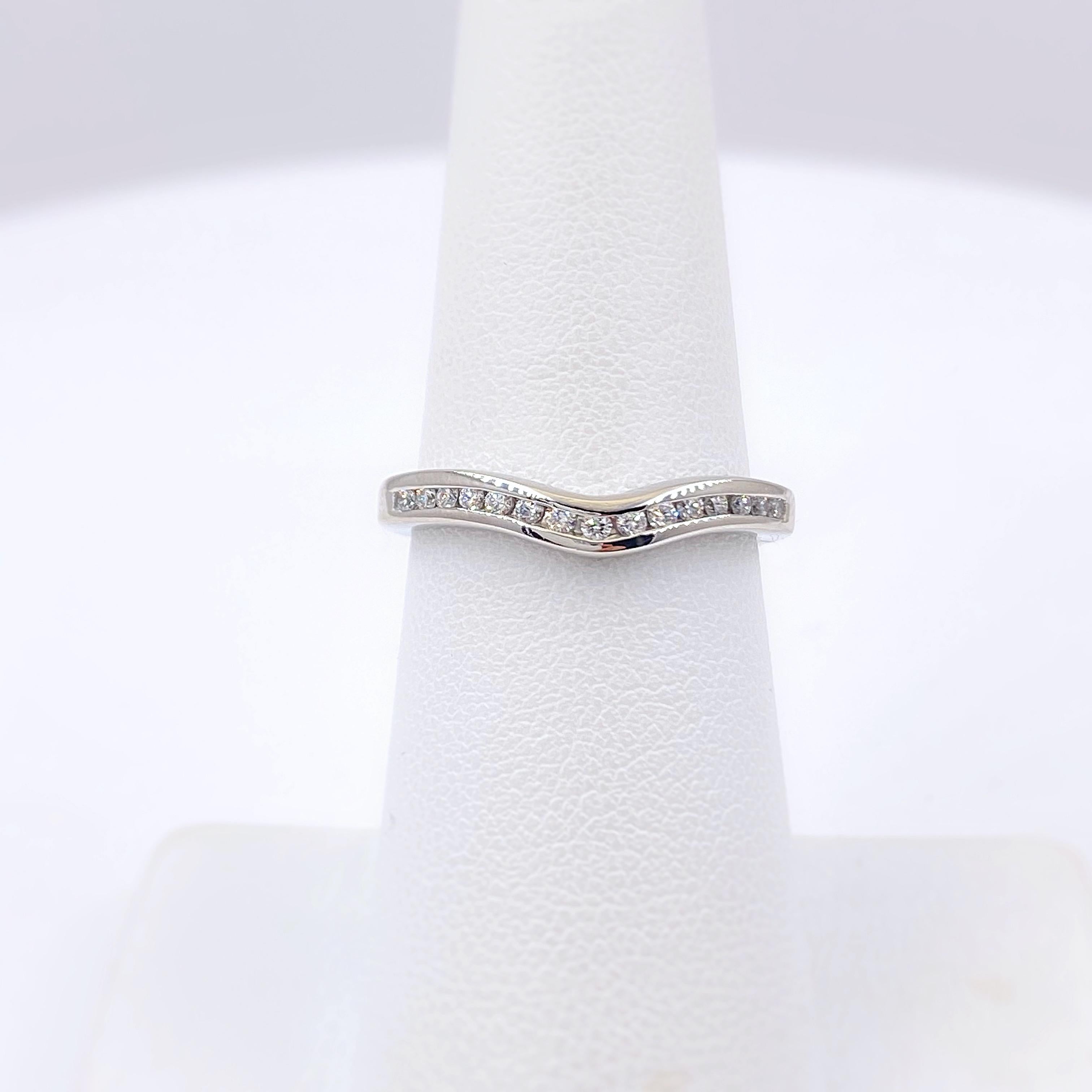 Women's or Men's A. JAFFE Round Diamond Classic V Signature Wedding Band Ring Platinum #11 For Sale