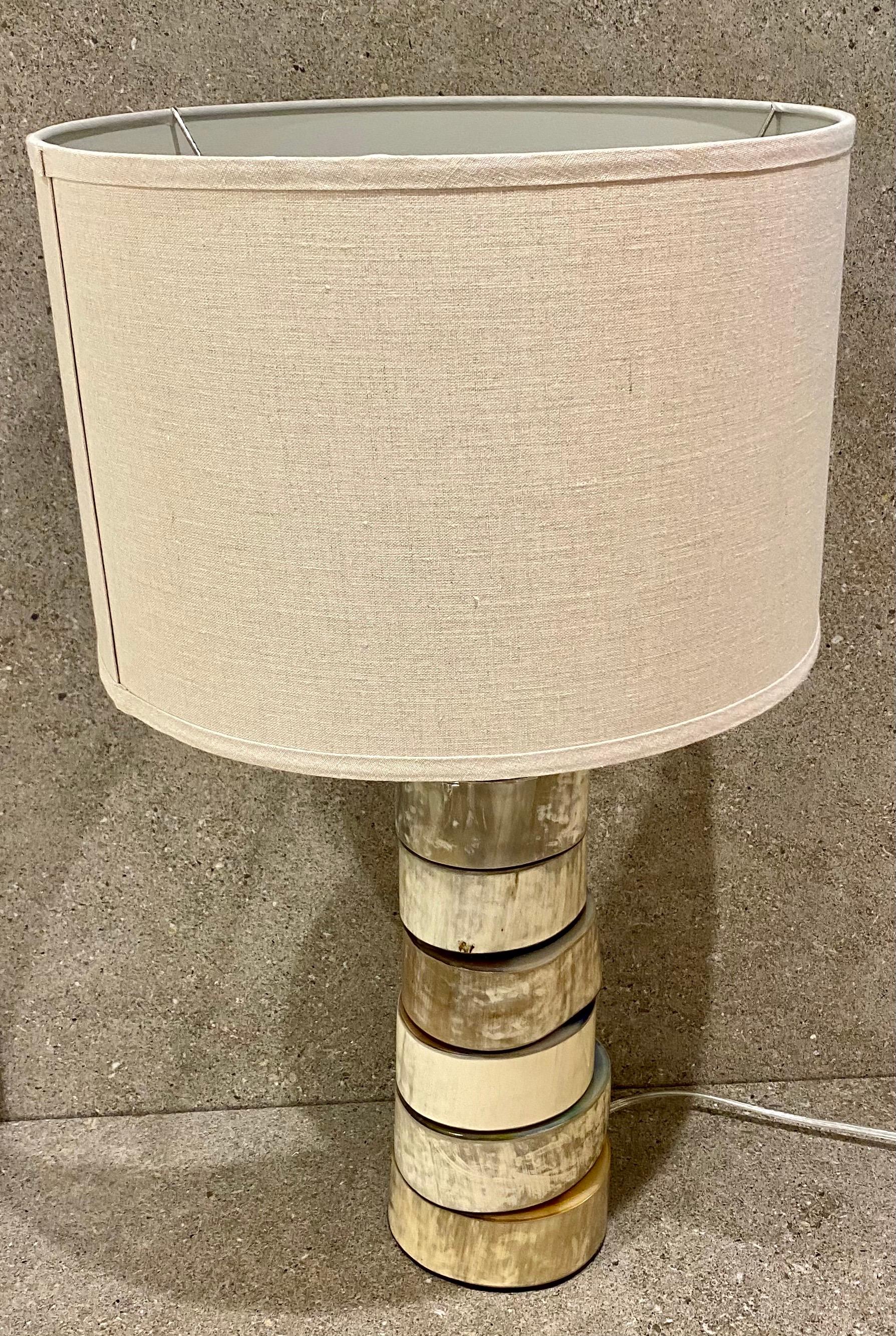Mid-Century Modern Jamie Young lampe de bureau empilée en corne de buffle en vente
