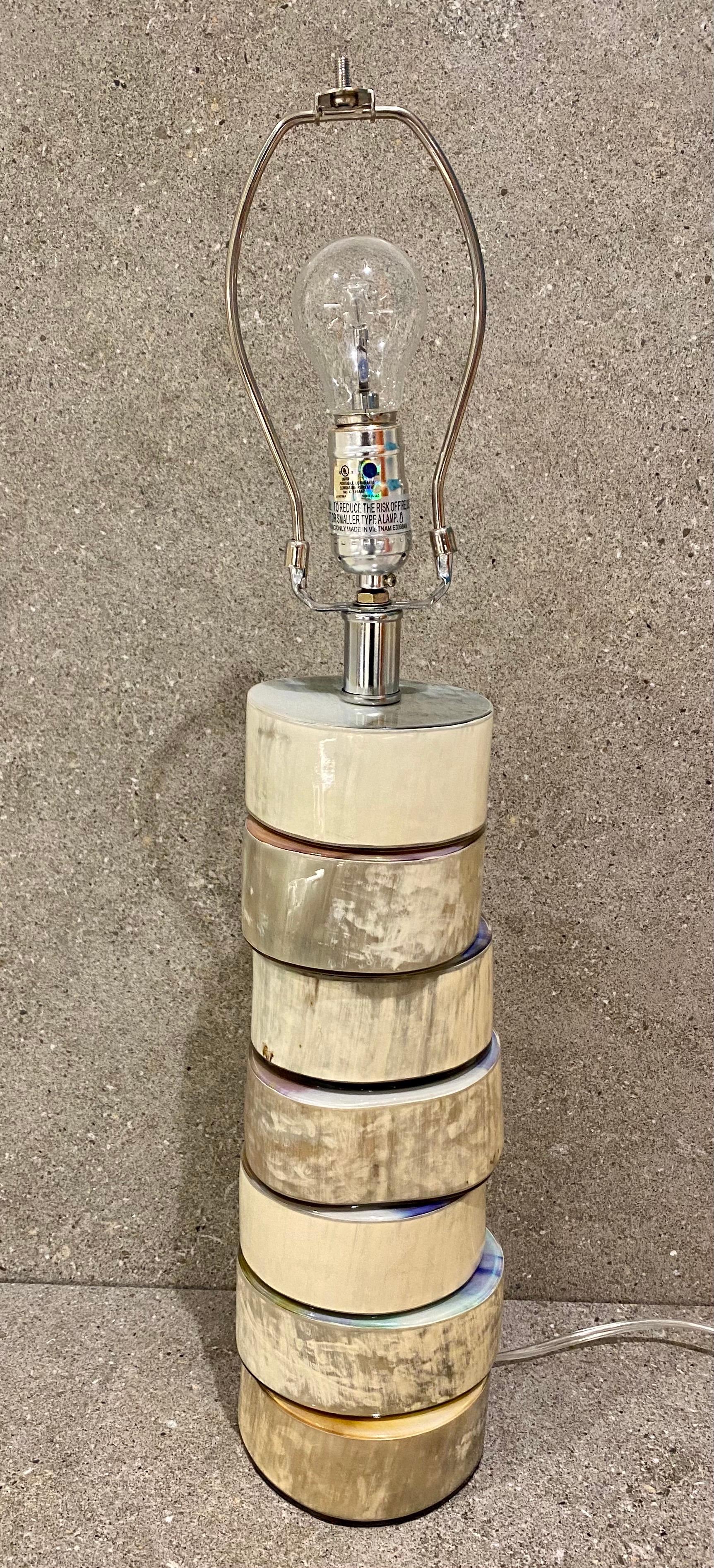 Corne Jamie Young lampe de bureau empilée en corne de buffle en vente