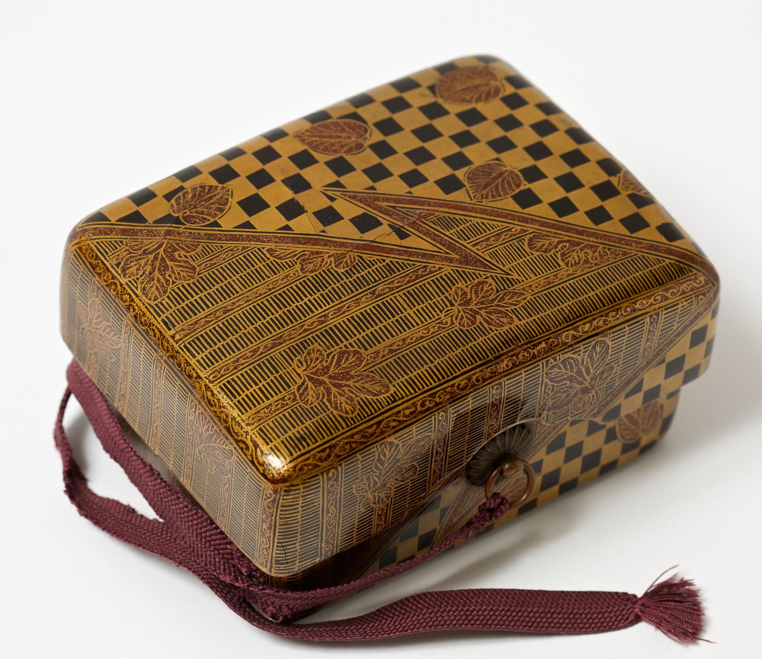 A Japanese antique sweet-Box 'Kashibako' Edo Period (1603-1868), 17th Century 4