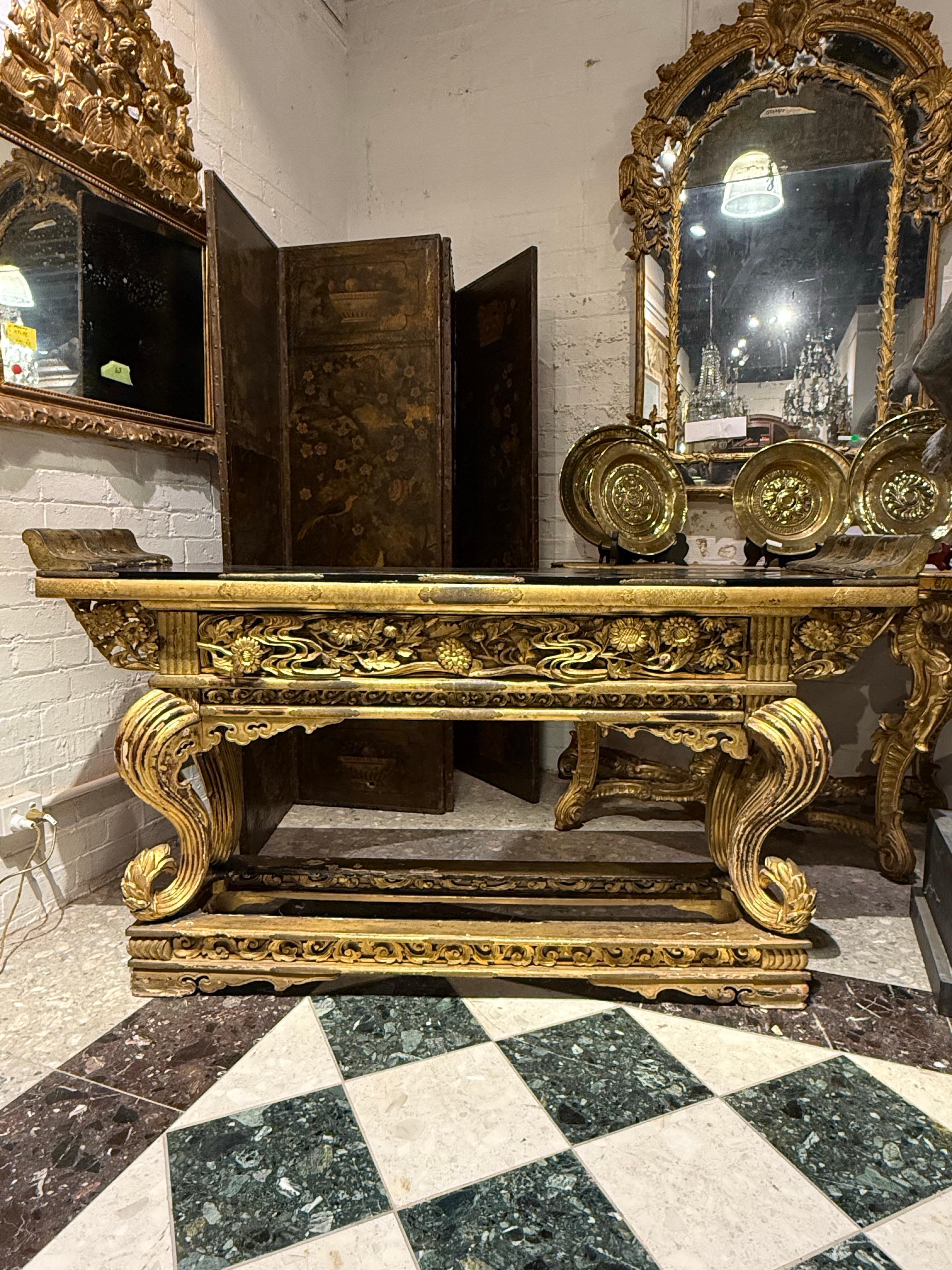 Tavolo da altare giapponese in lacca nera e acqua dorata, fine XIX secolo

Descrizione:
Il tavolo d'altare o butsudan ha un piano staccabile in lacca nera, estremità rovesciate di forma tradizionale con dettagli kanagu in ottone inciso e dorato,