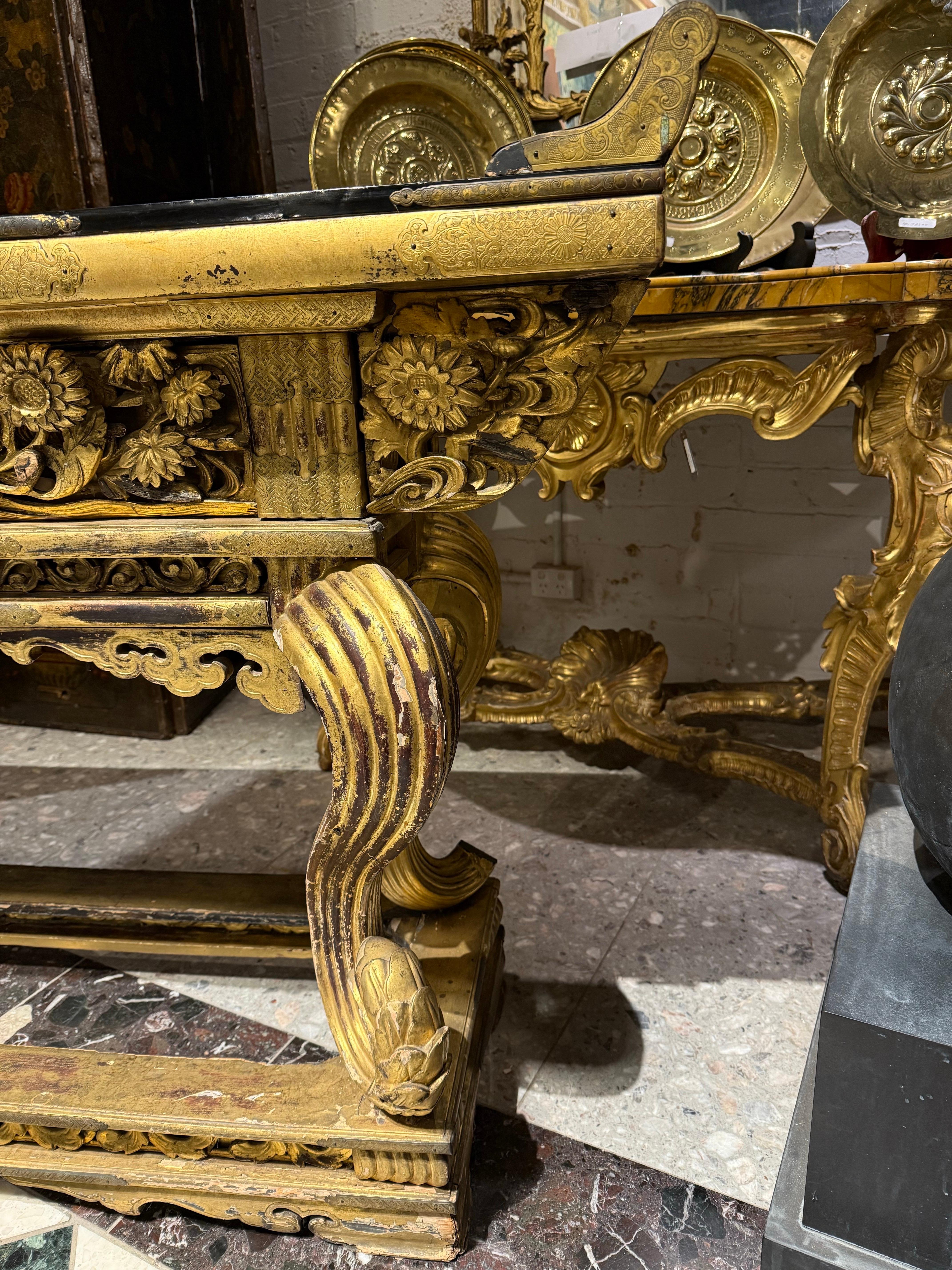 Legno Tavolo da altare giapponese in lacca nera e acqua dorata, fine XIX secolo in vendita