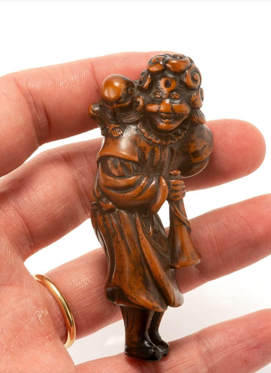 Japonisme A Japanese boxwood netsuke depicting a Dutchman with a child For Sale