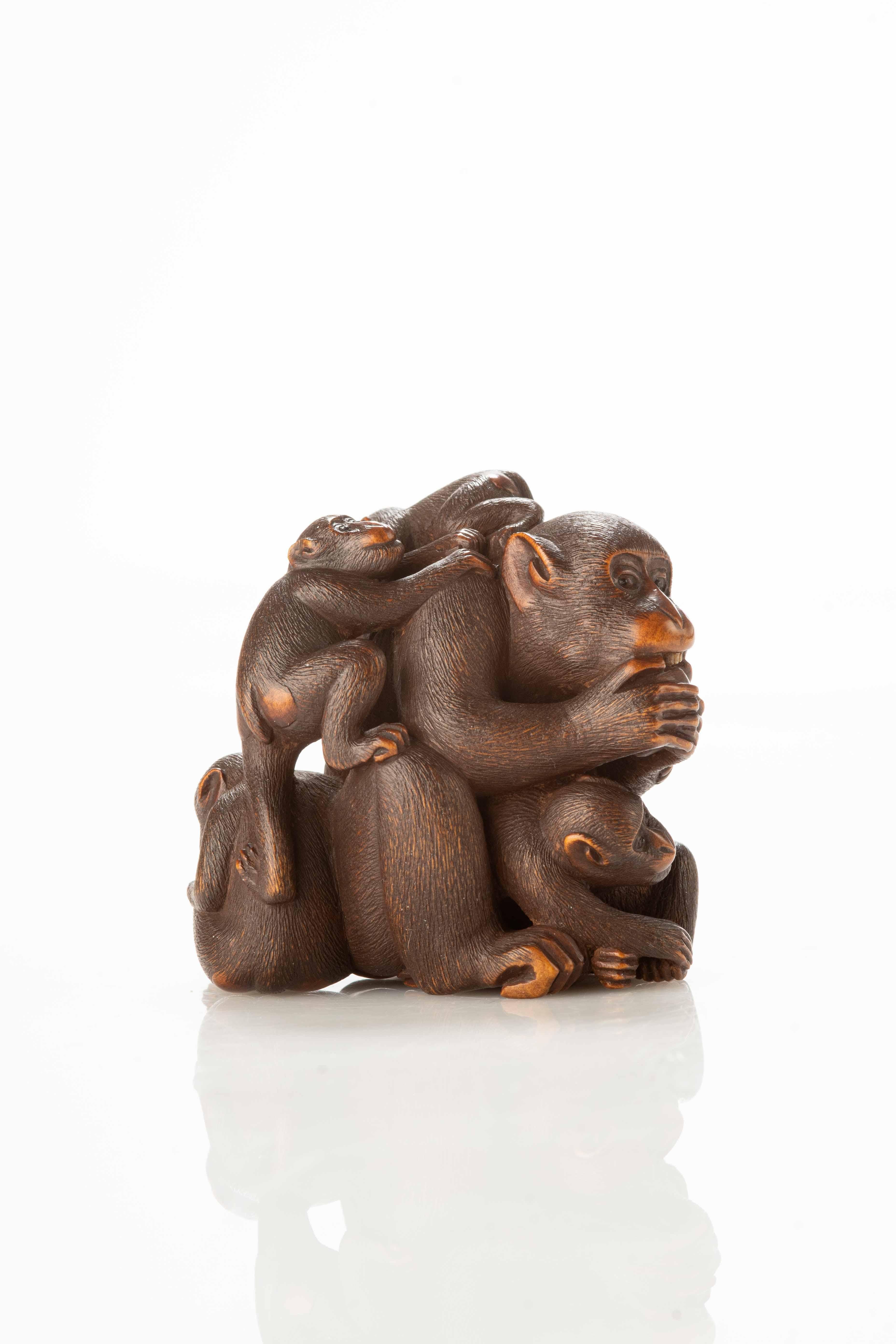 A Japanese boxwood netsuke depicting a group of five monkeys In Excellent Condition In Milano, IT