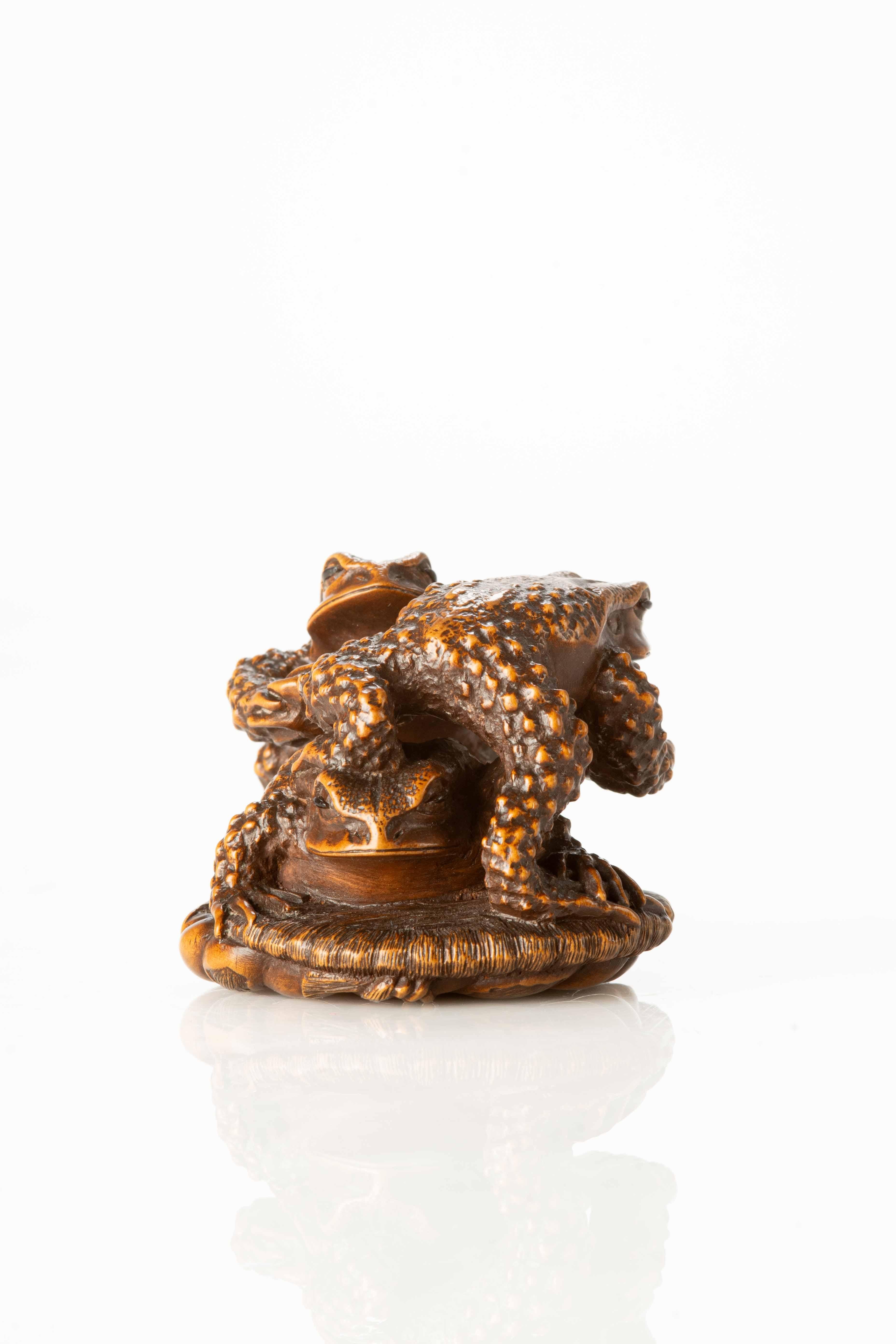 A Japanese boxwood netsuke depicting three toads on a sandal In Excellent Condition In Milano, IT