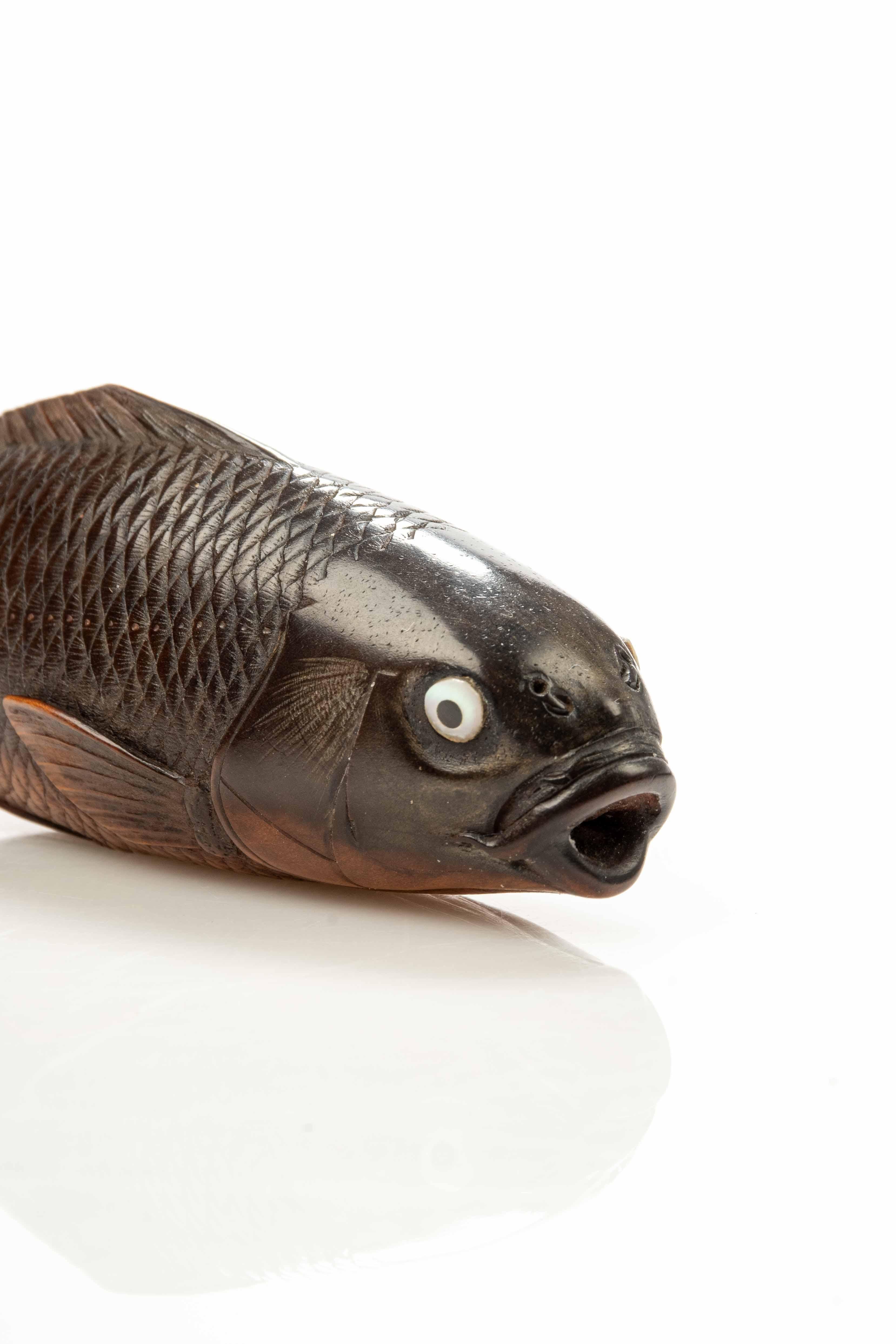 A Japanese boxwood okimono depicting a koi carp In Good Condition For Sale In Milano, IT