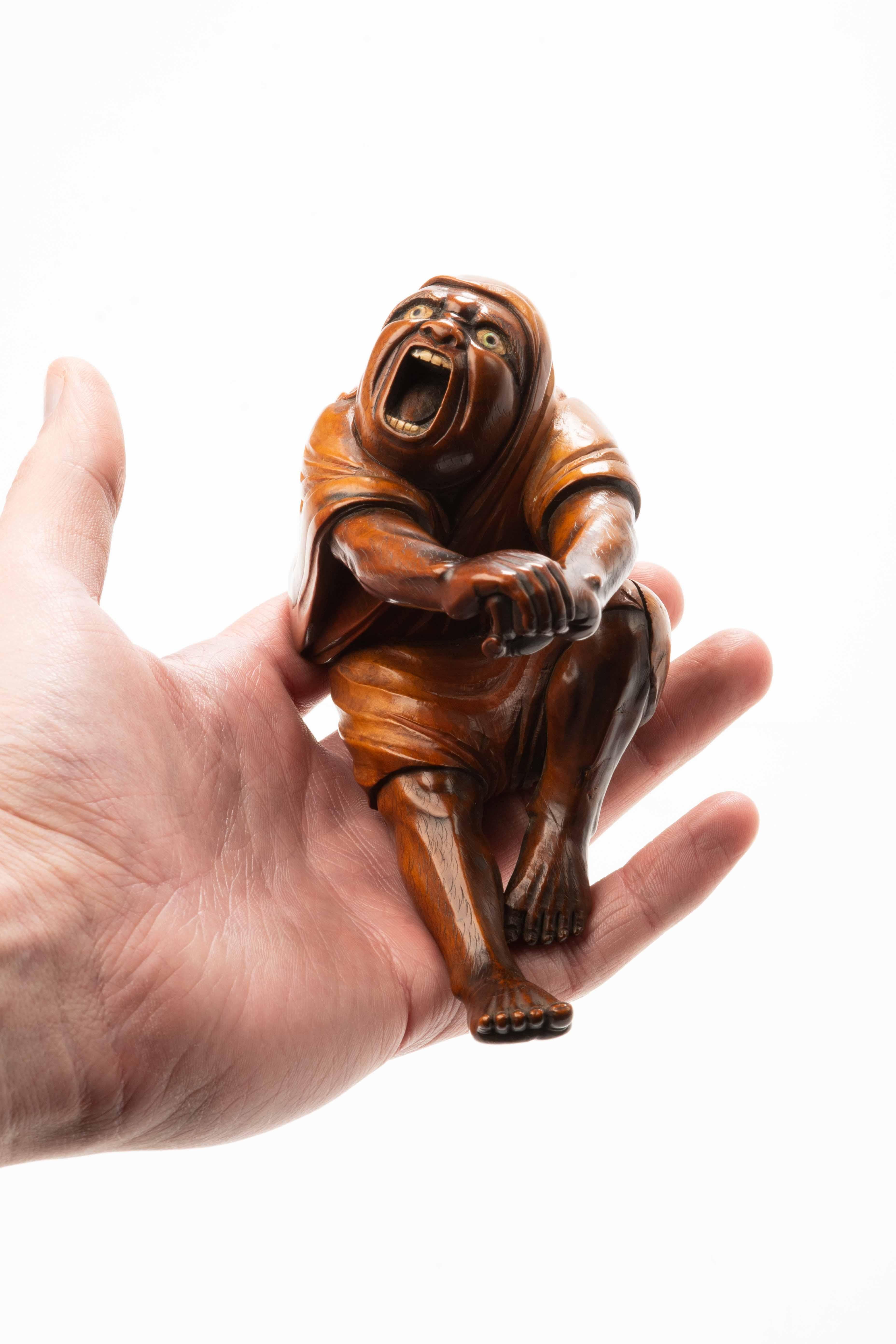 A Japanese boxwood okimono portraying the moment of Daruma's awakening In Excellent Condition For Sale In Milano, IT