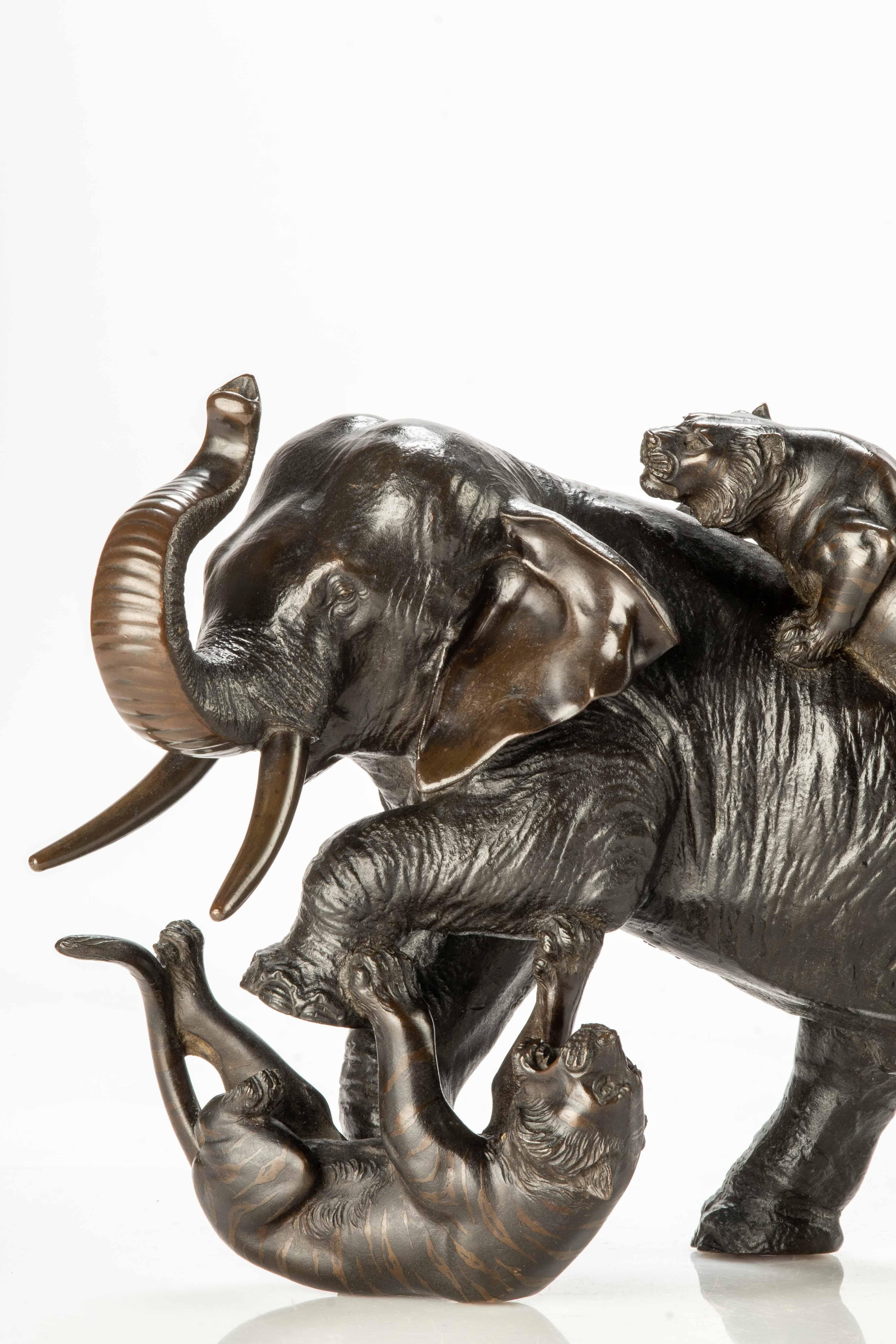 A Japanese bronze okimono depicting an elephant with two tigers In Excellent Condition For Sale In Milano, IT